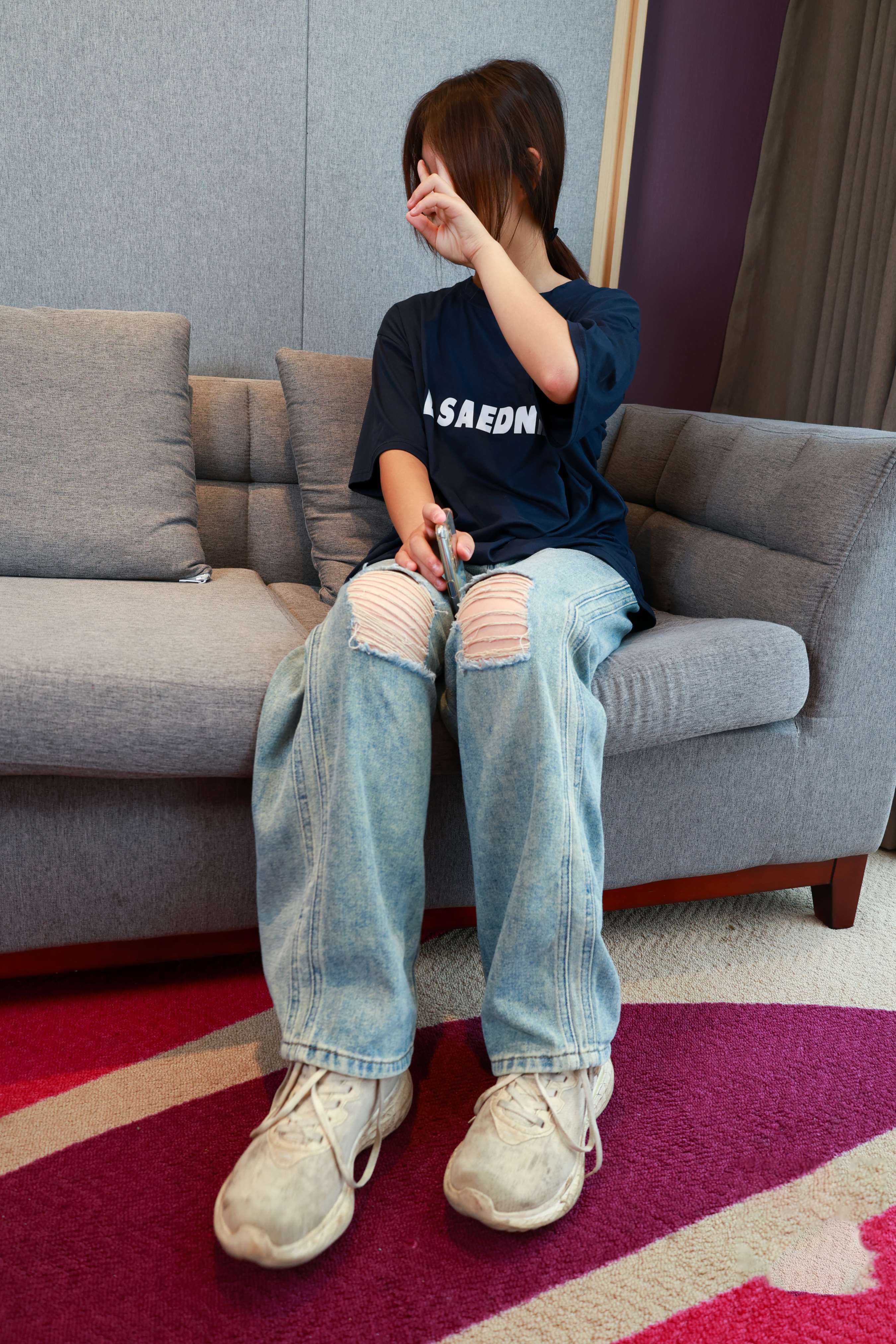 《少女脱脏鞋袜展嫩足》作品图