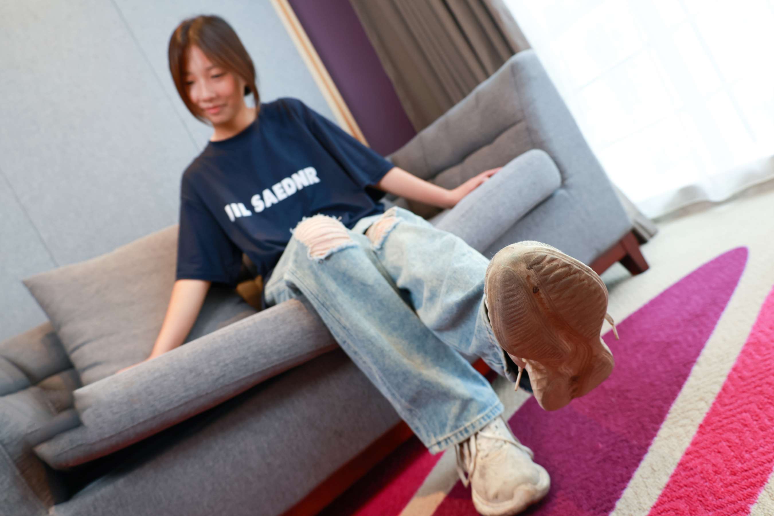 《少女脱脏鞋袜展嫩足》作品图