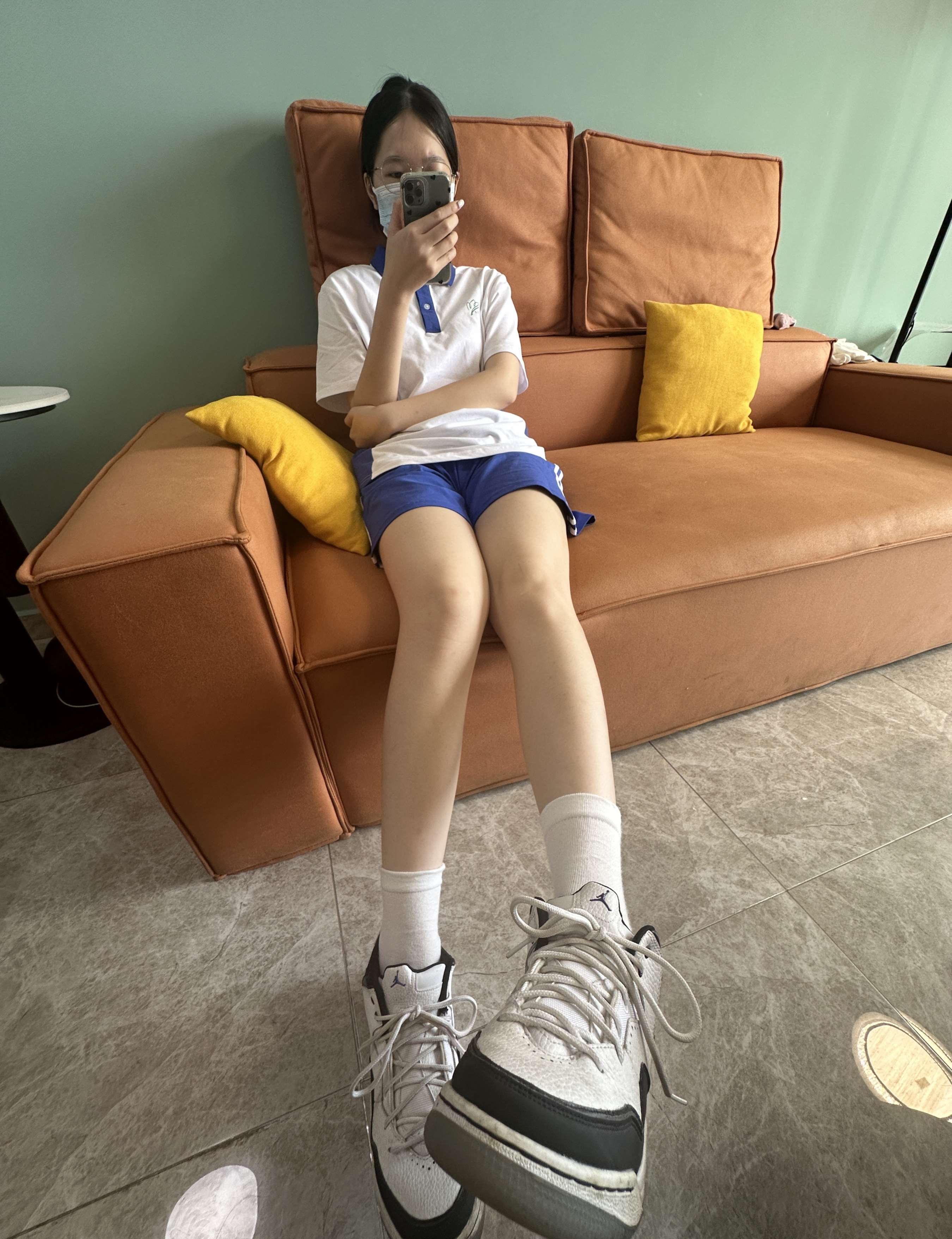 《深圳校服学妹展嫩足》作品图