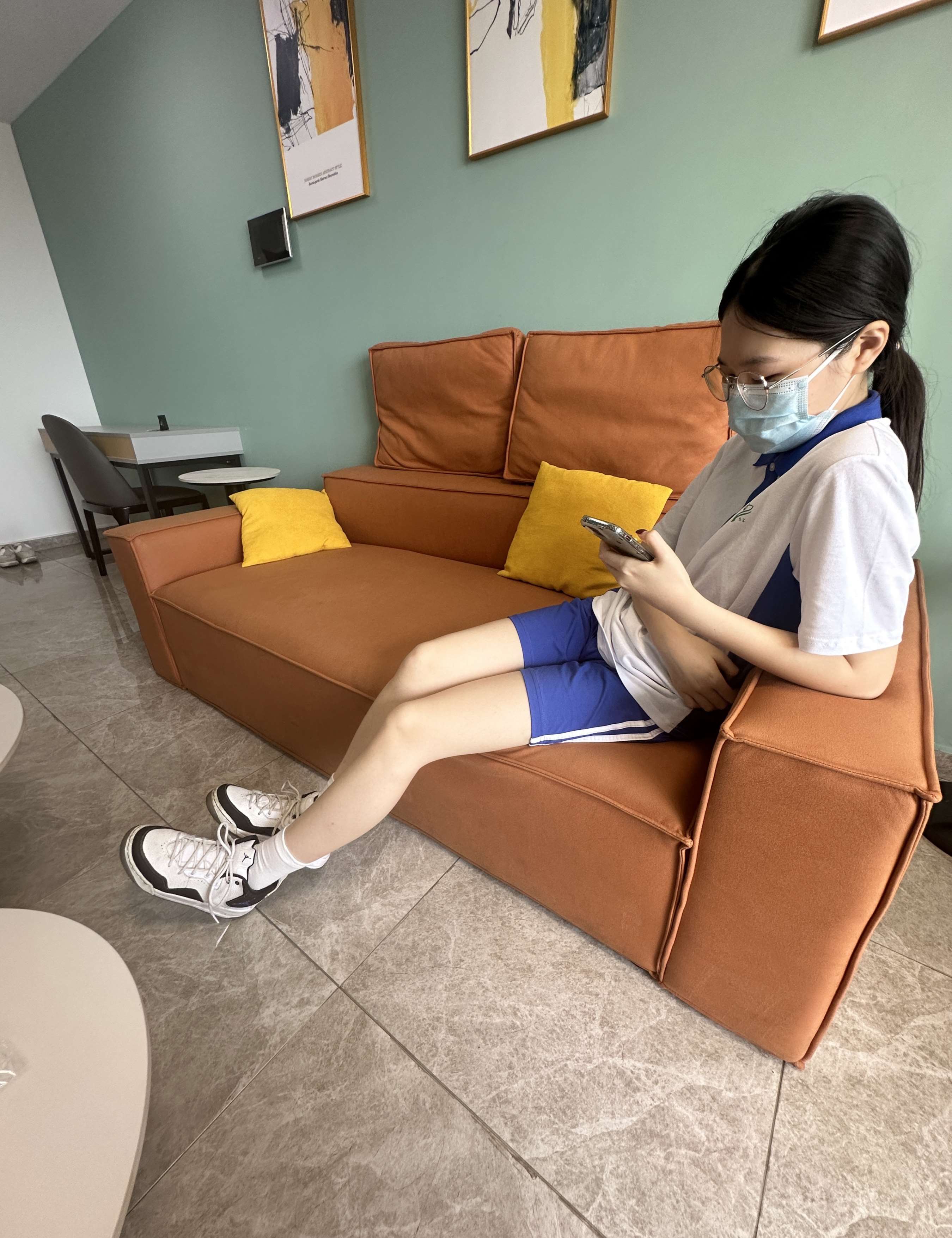 《深圳校服学妹展嫩足》作品图