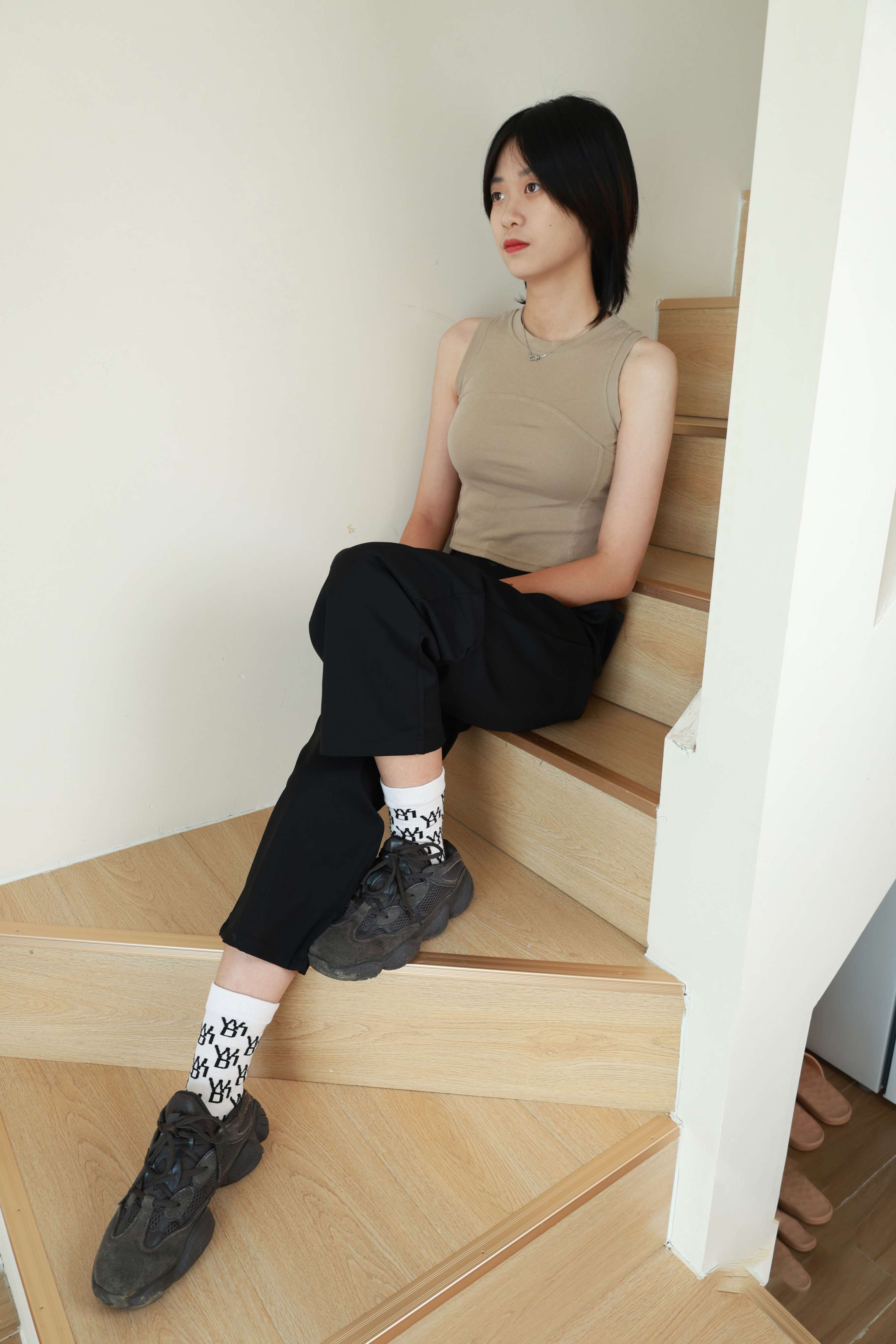 《小姐姐脱运动鞋の白棉袜》作品图