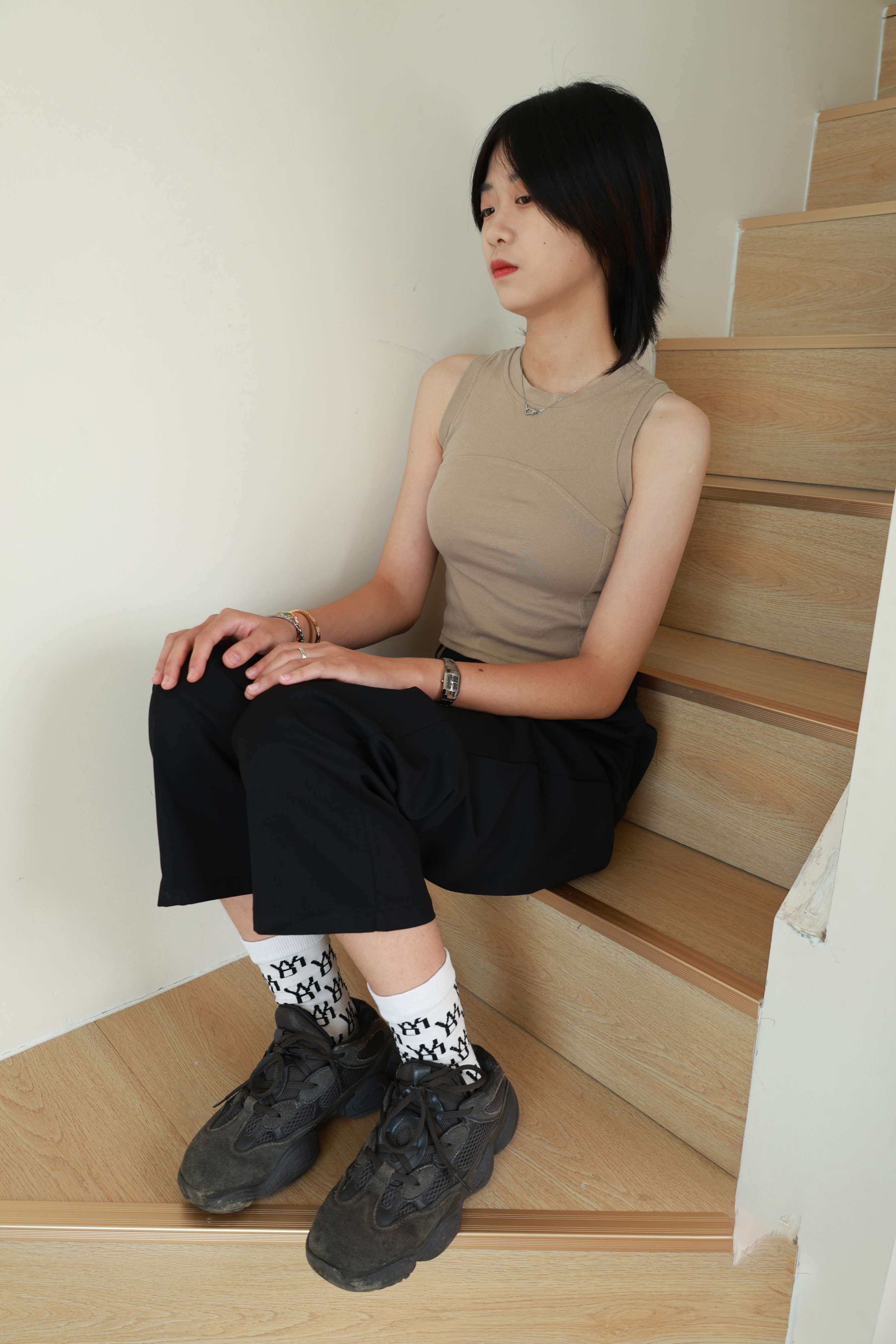 《小姐姐脱运动鞋の白棉袜》作品图