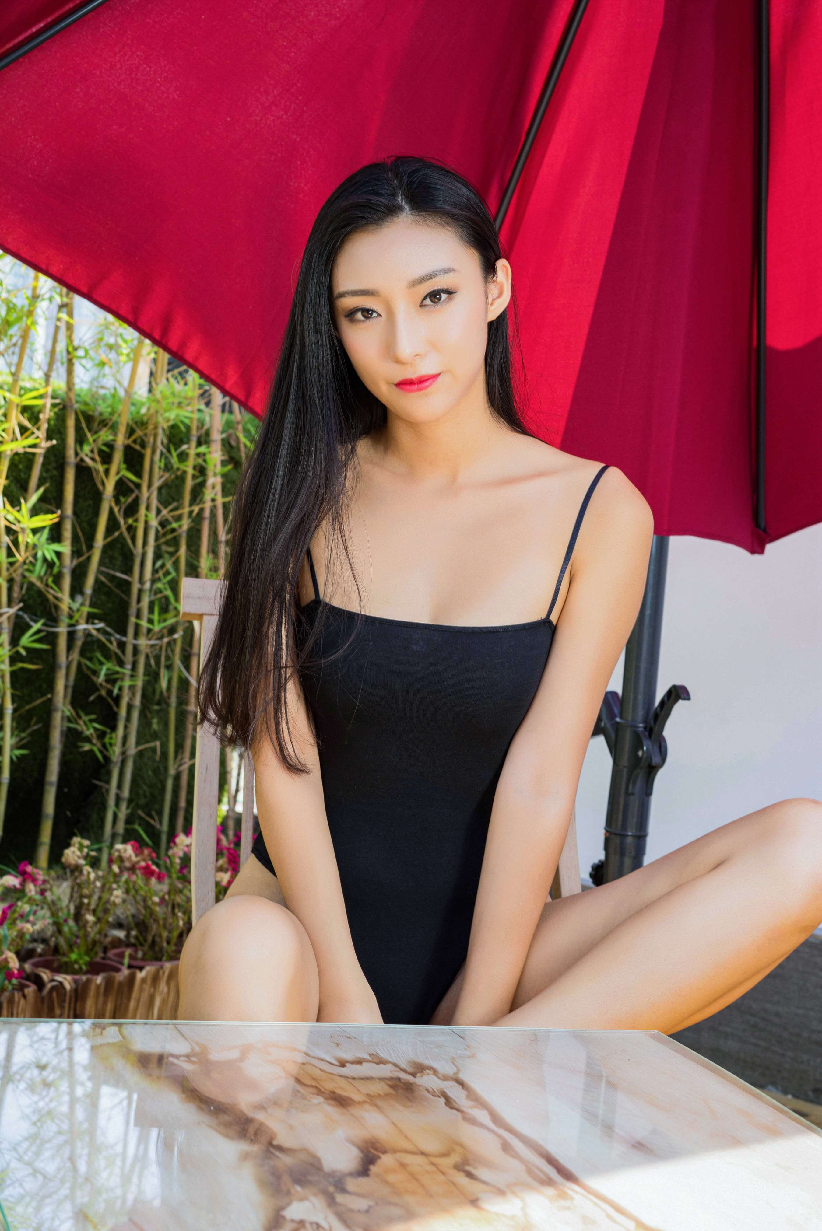 《徐琳琳-遮阳伞下的裸足》作品图