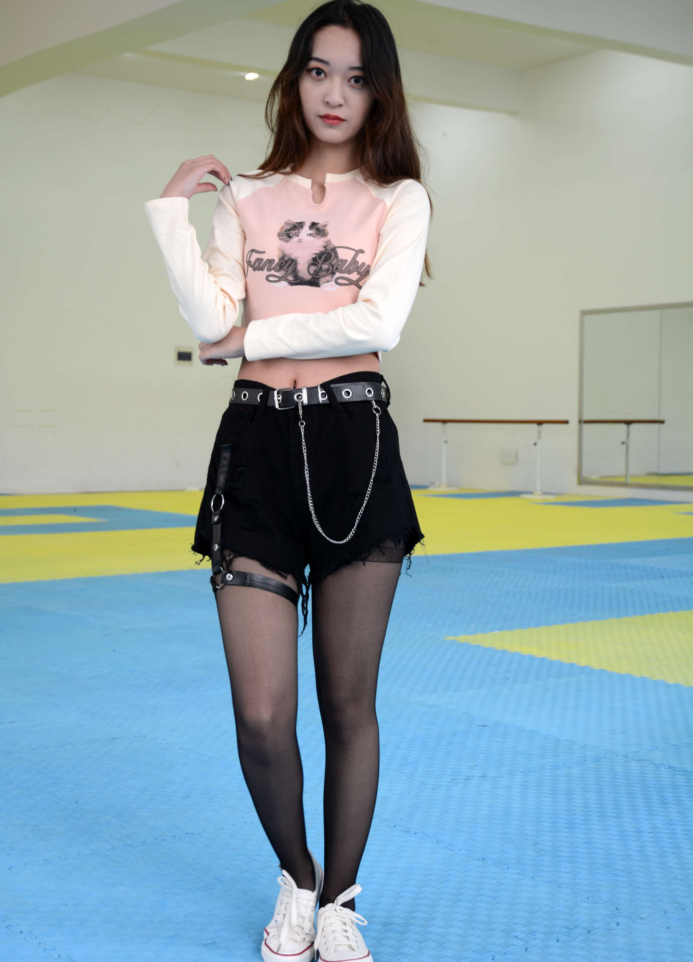 《依依-舞蹈室，想看我T台走一个吗？》作品图