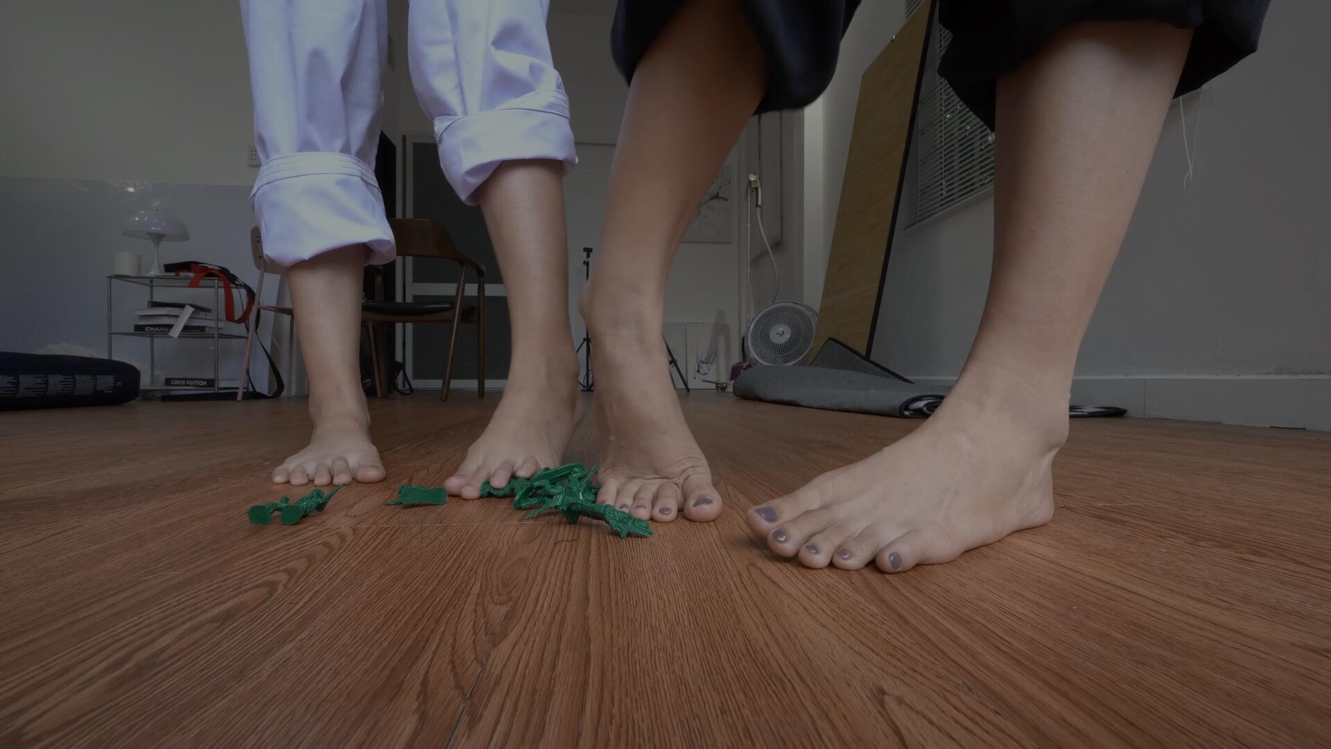 《[视频]Mimi-vs-Anna---Giantess-Karate-Soles》作品图