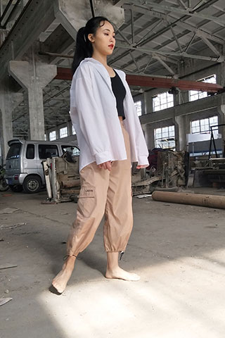子瑒-废弃工厂广场赤脚