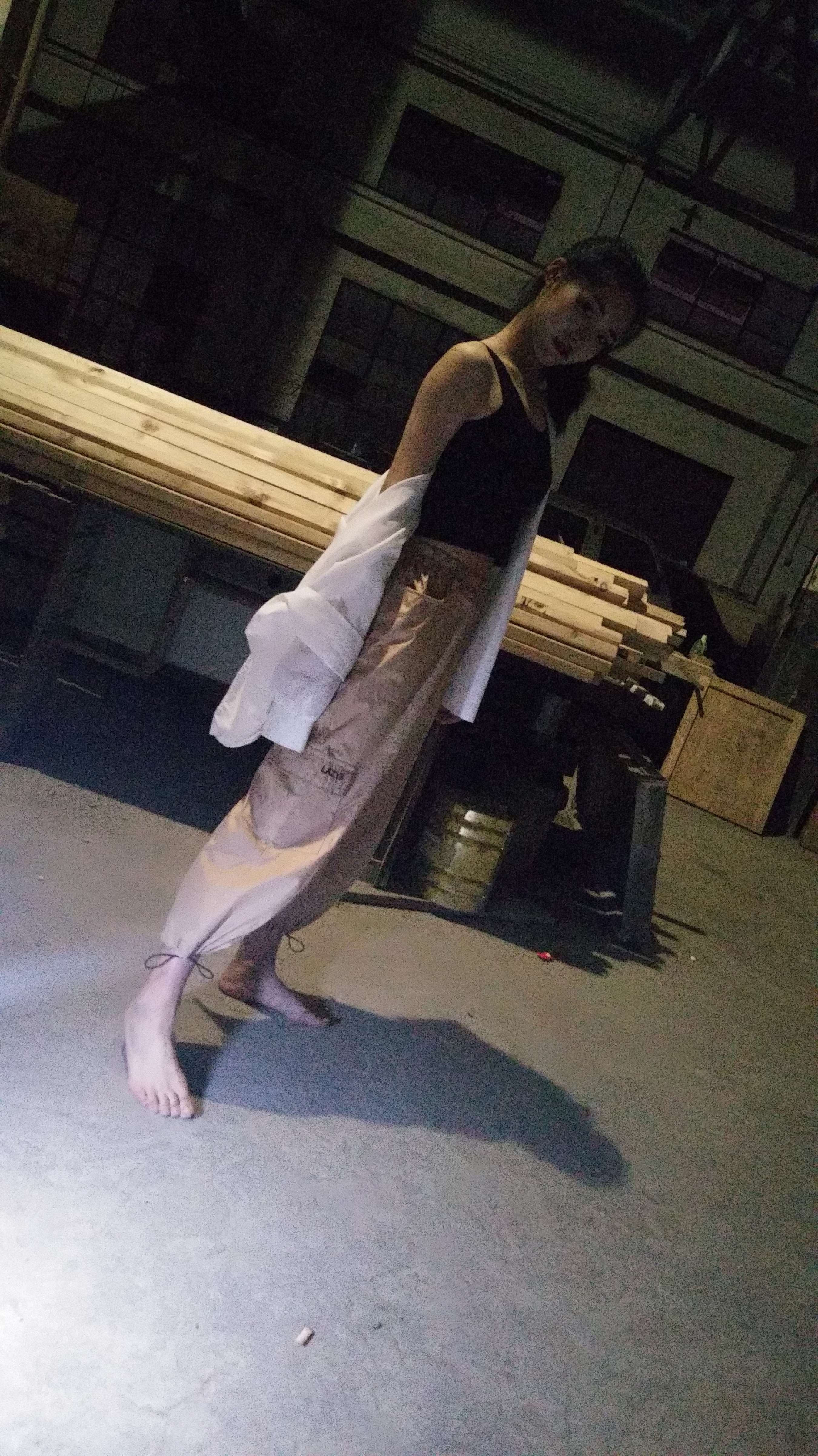 《子瑒-废弃工厂广场赤脚》作品图