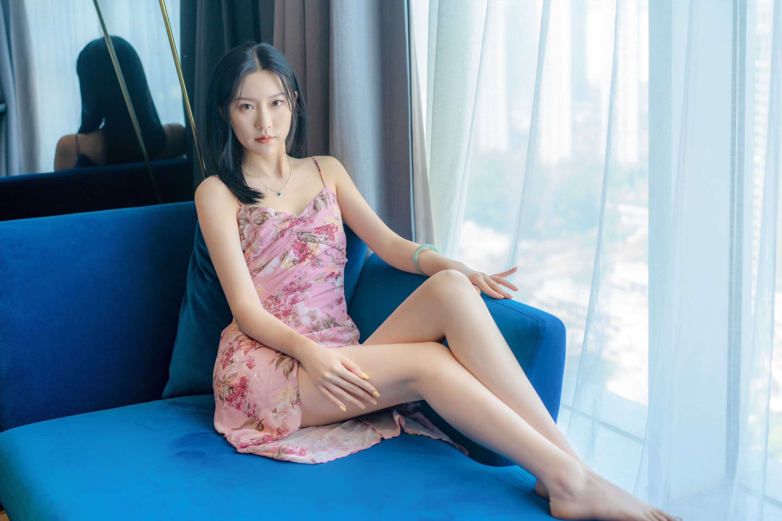 《李芊儿-花裙下的美足》作品图