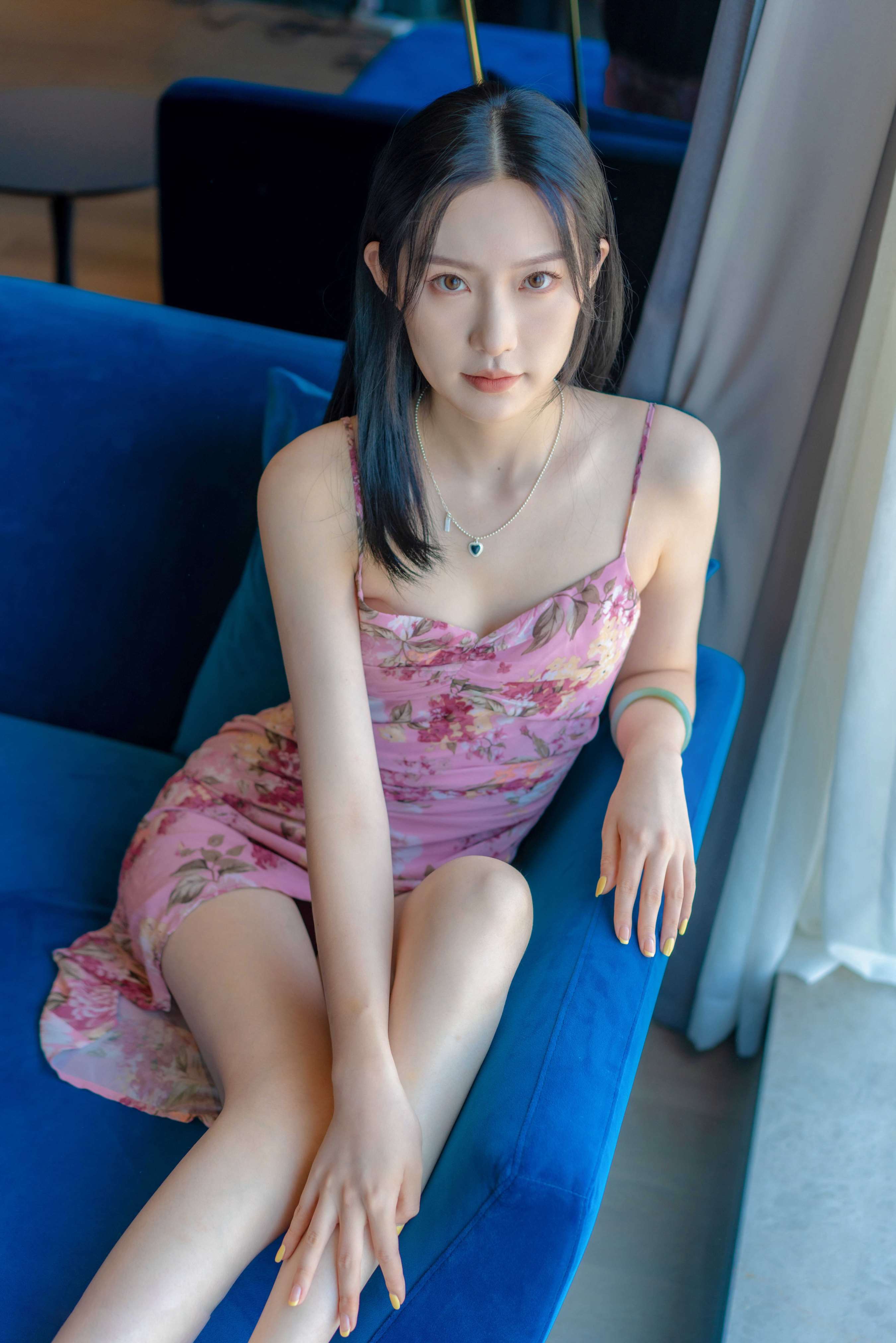 《李芊儿-花裙下的美足》作品图