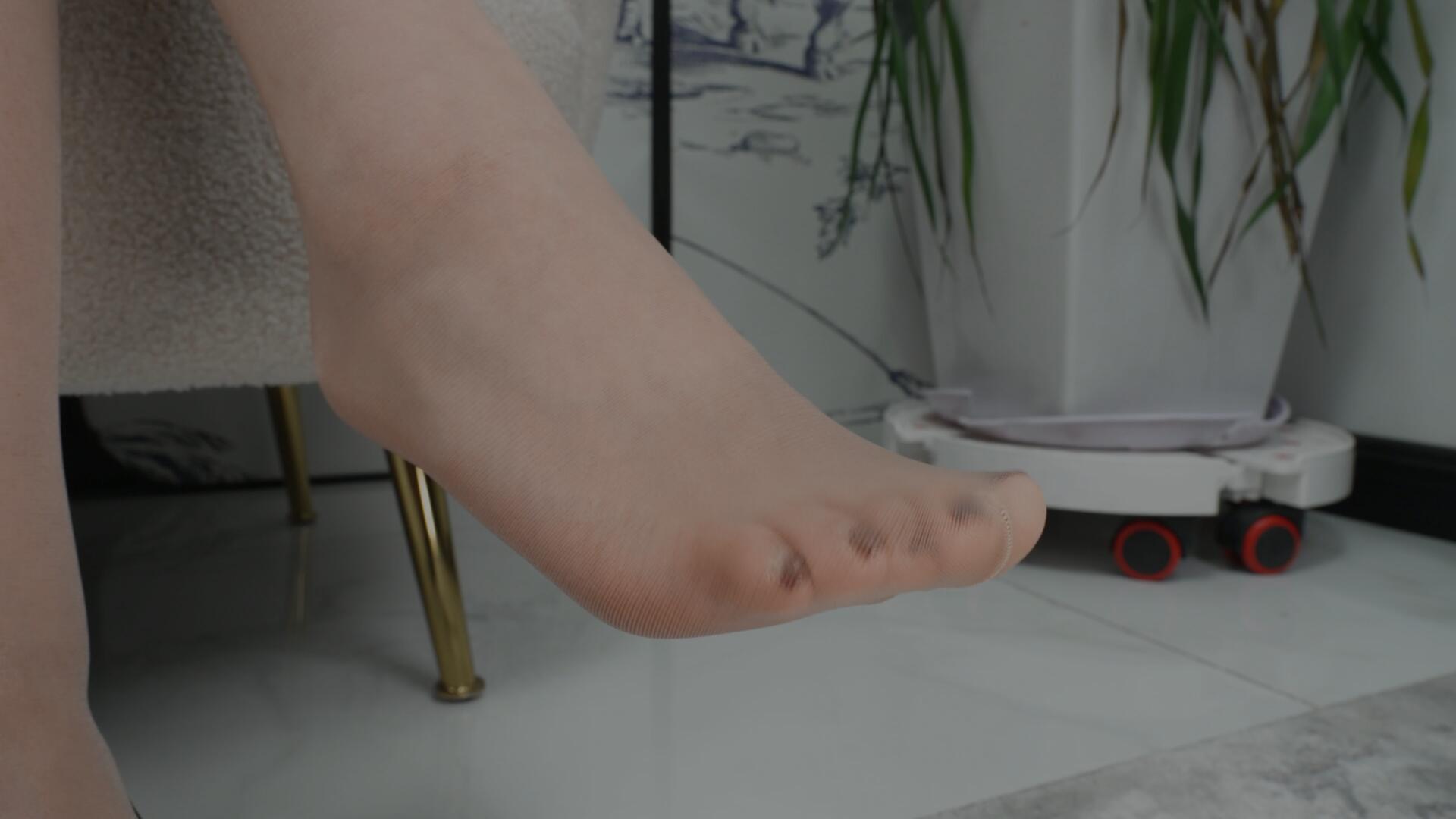 《[寄卖视频]-A&F-Duoduo-展示她的性感的39码大脚丫肉丝》作品图