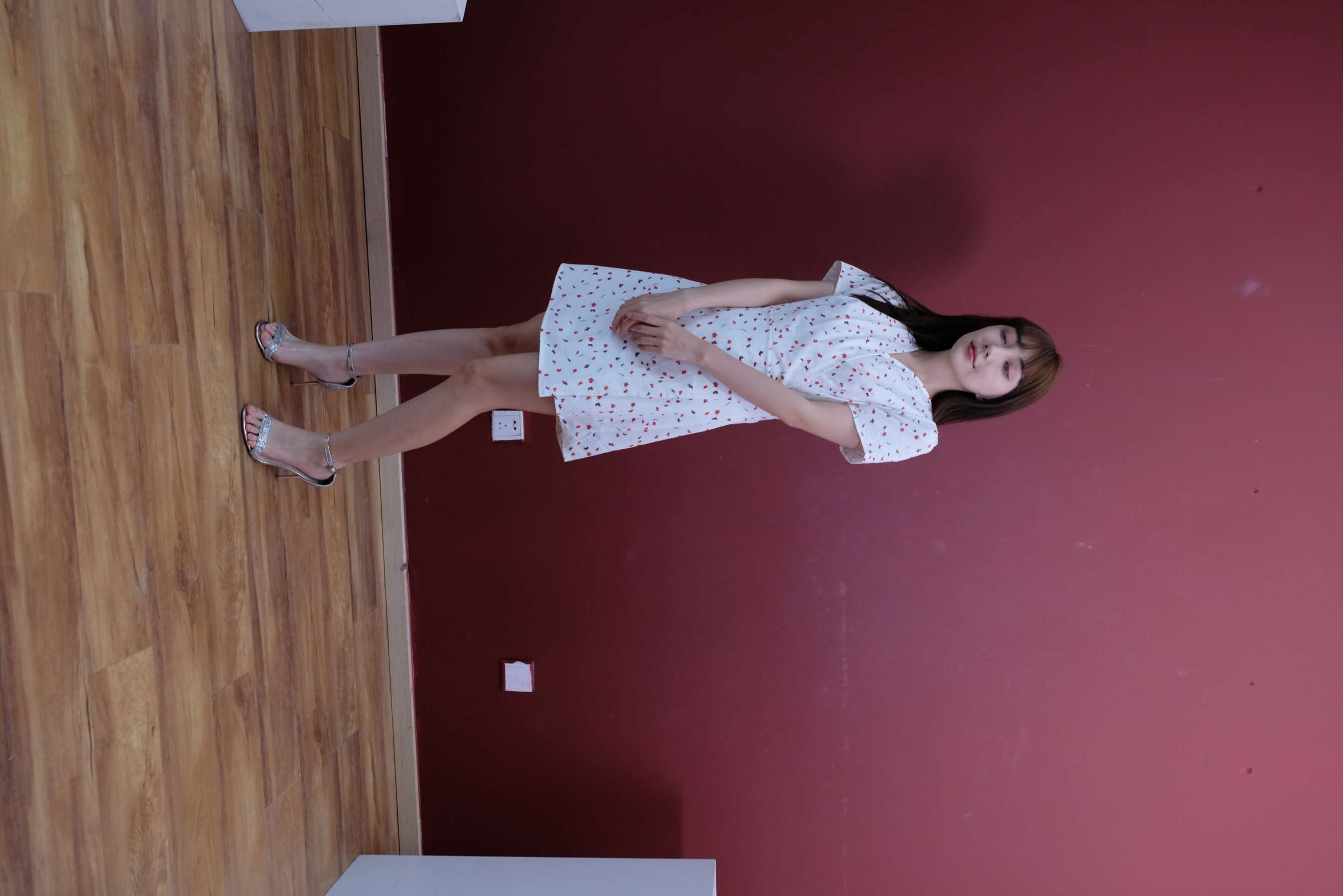 《少女连衣裙の高跟嫩足》作品图