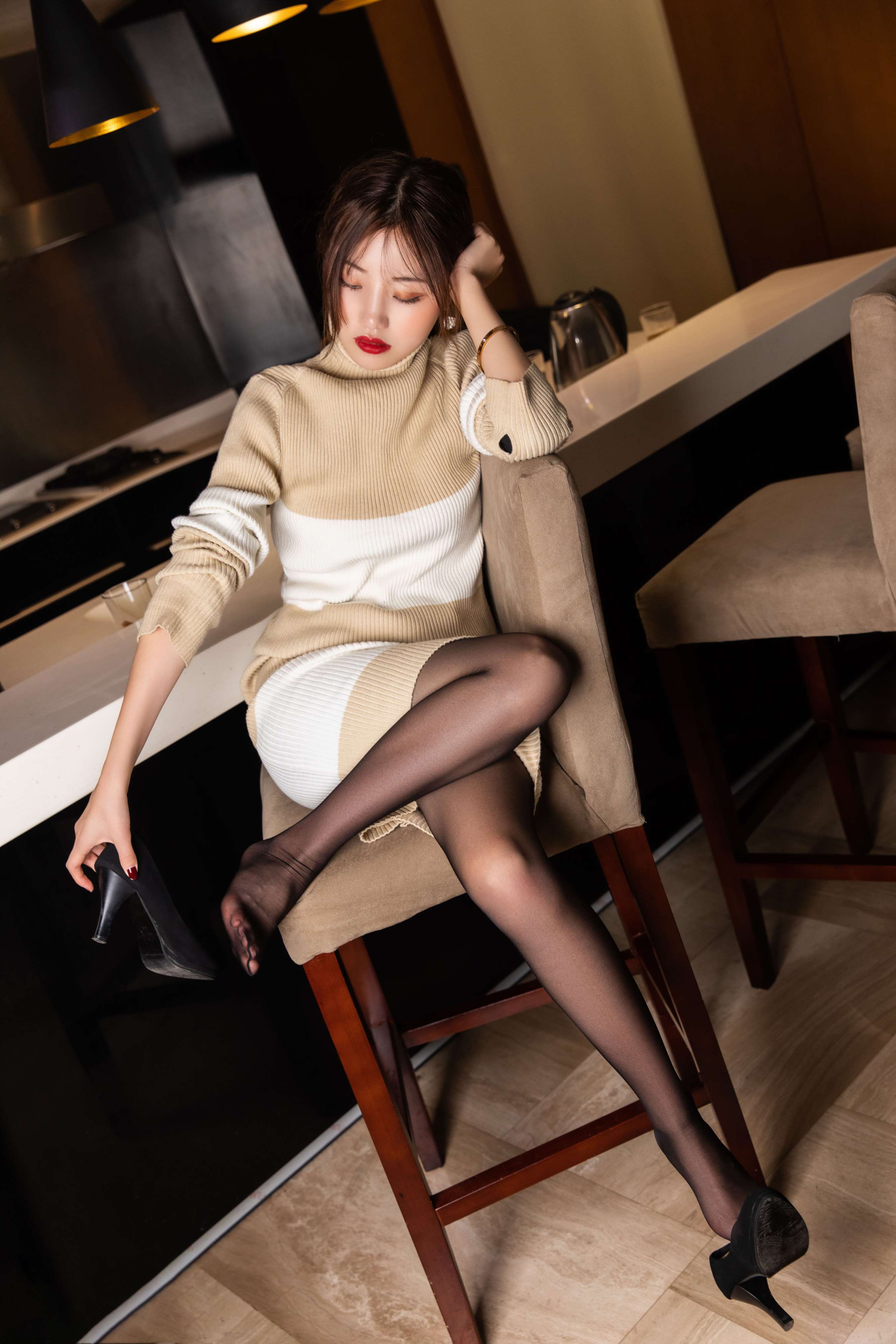 《雅丽黑丝足》作品图