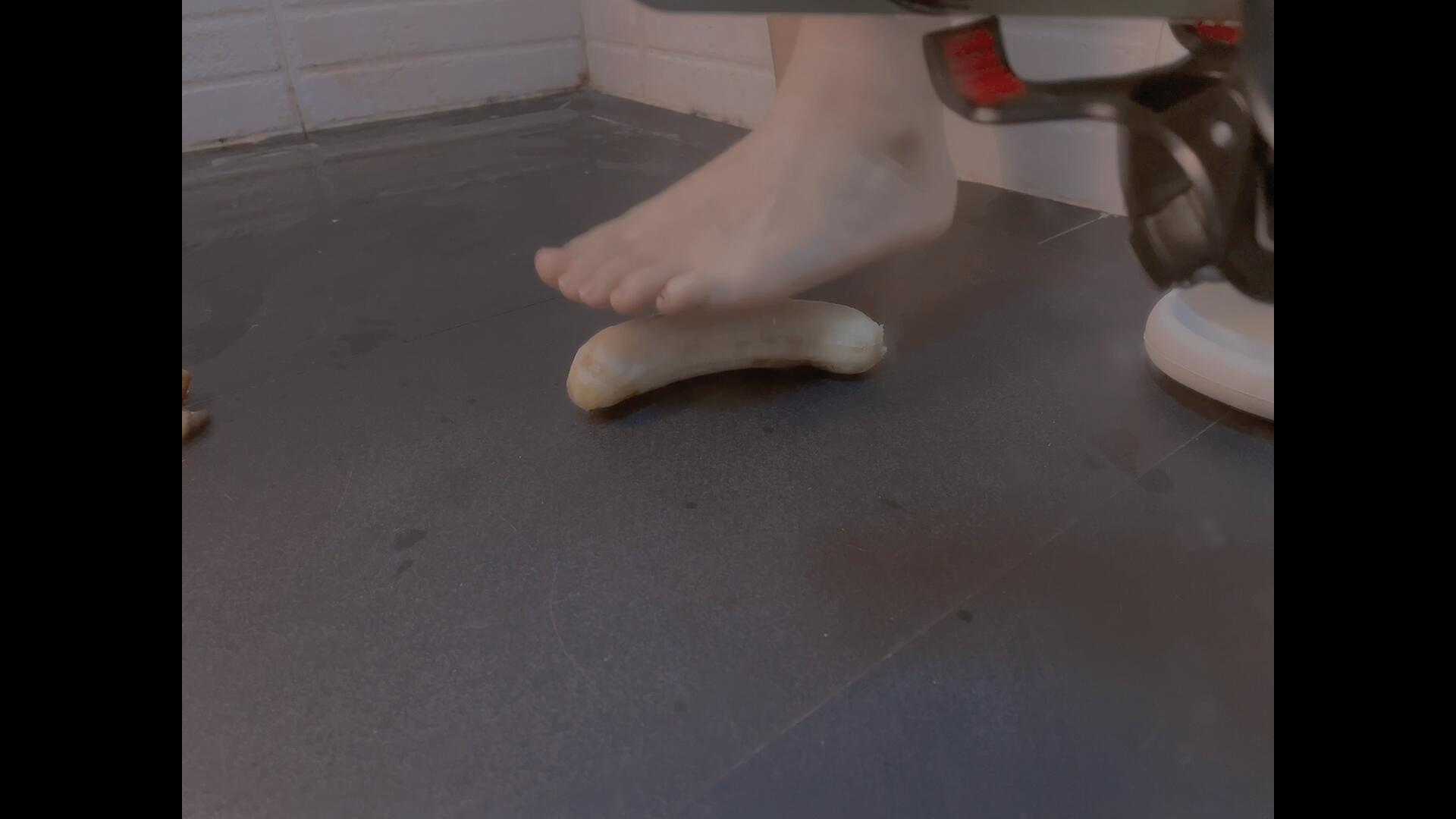 《[视频]裸足踩香蕉》作品图