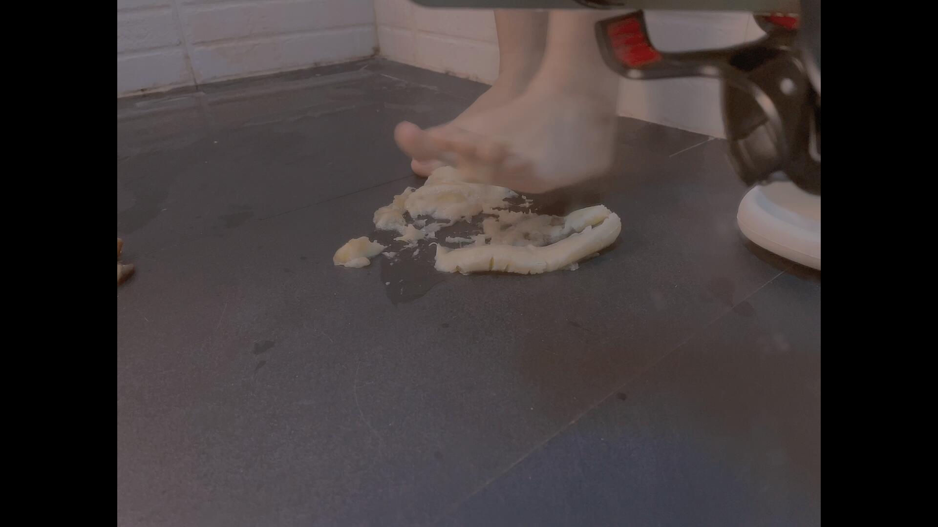 《[视频]裸足踩香蕉》作品图