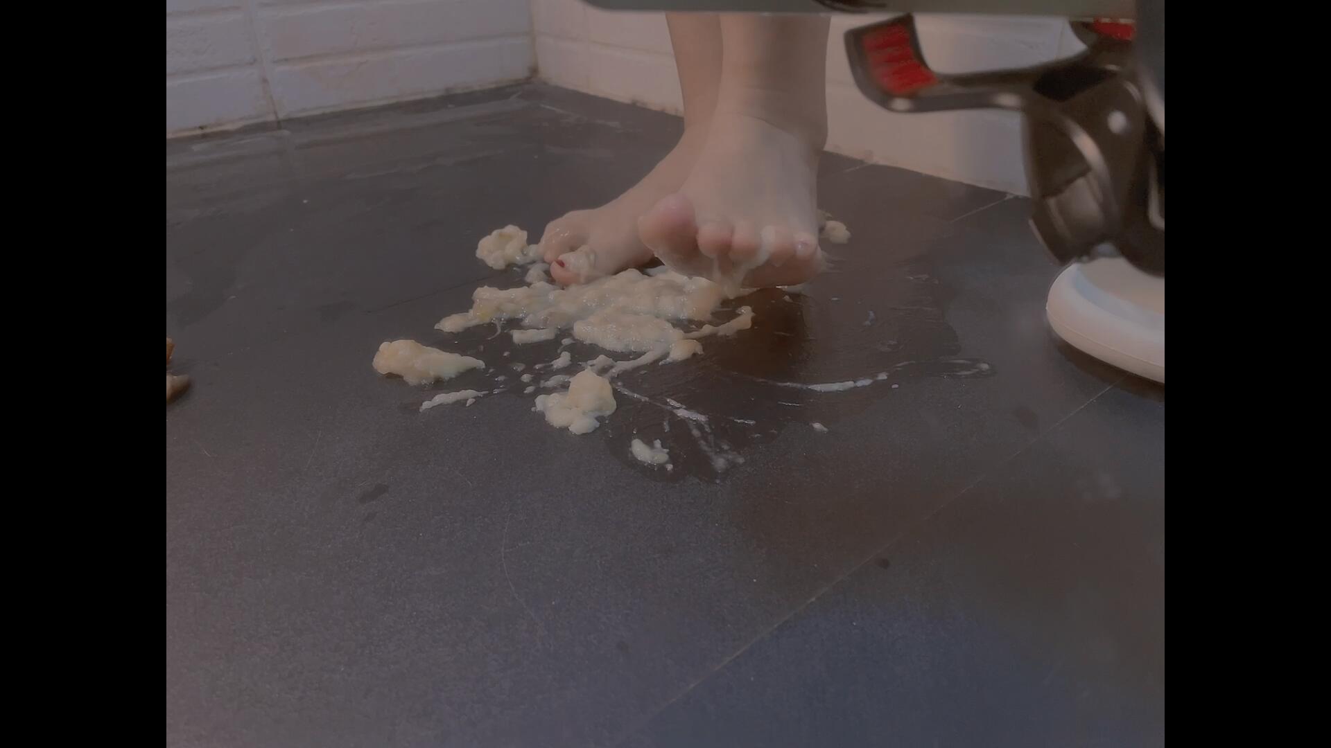 《[视频]裸足踩香蕉》作品图