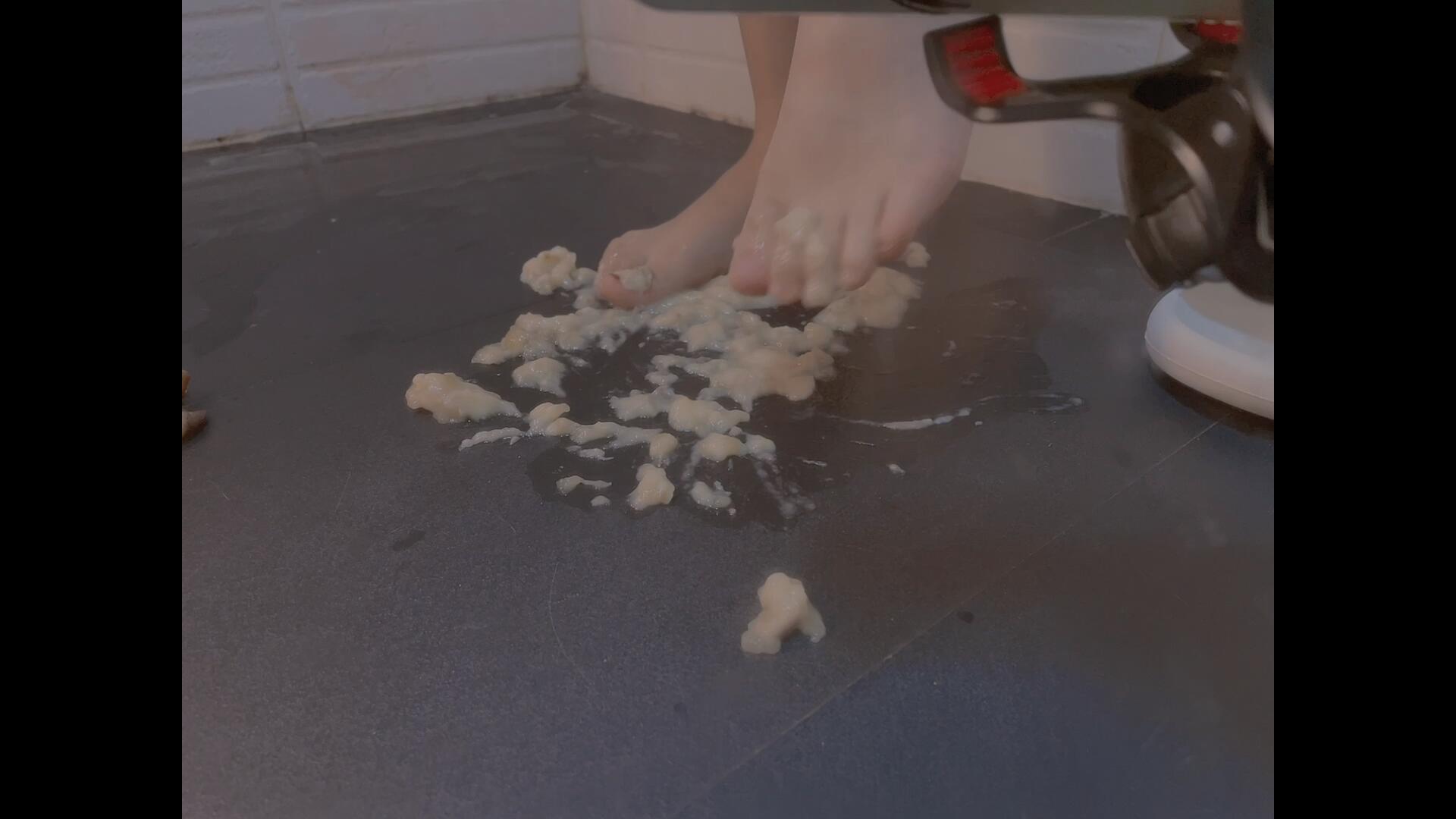 《[视频]裸足踩香蕉》作品图