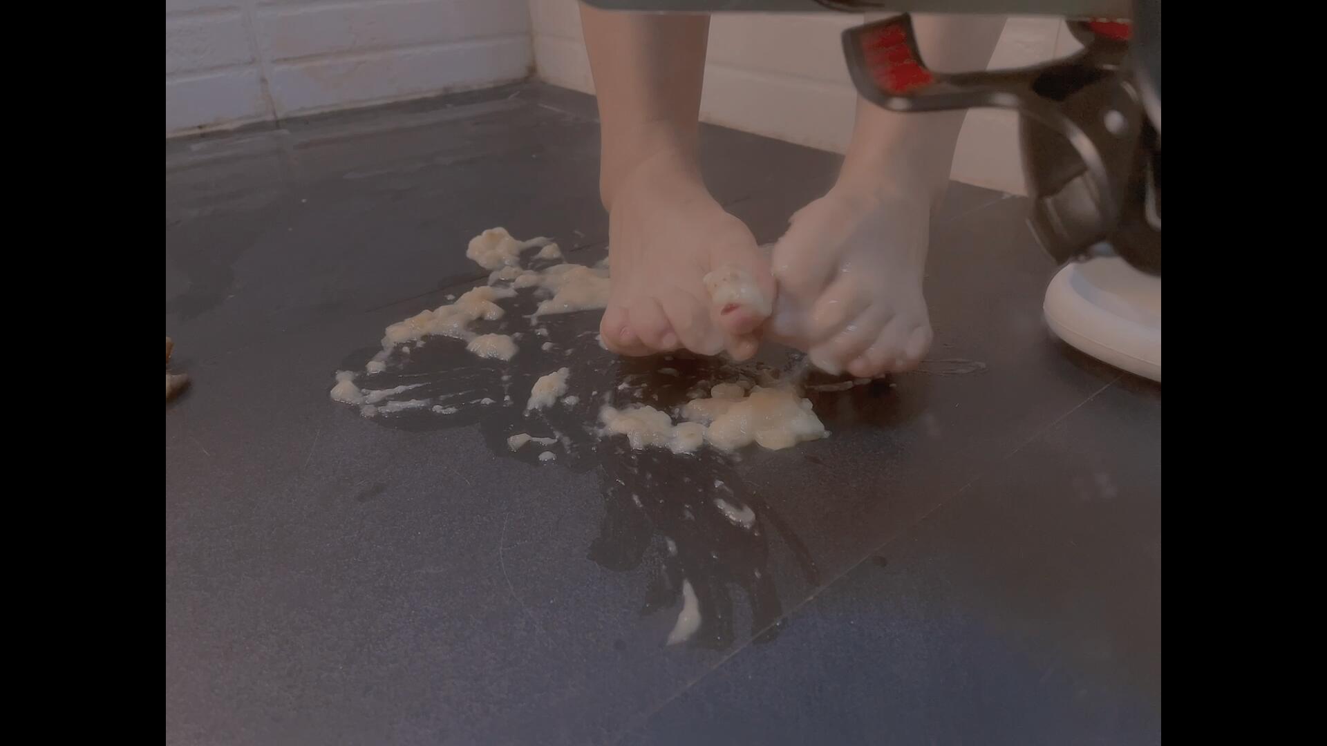 《[视频]裸足踩香蕉》作品图