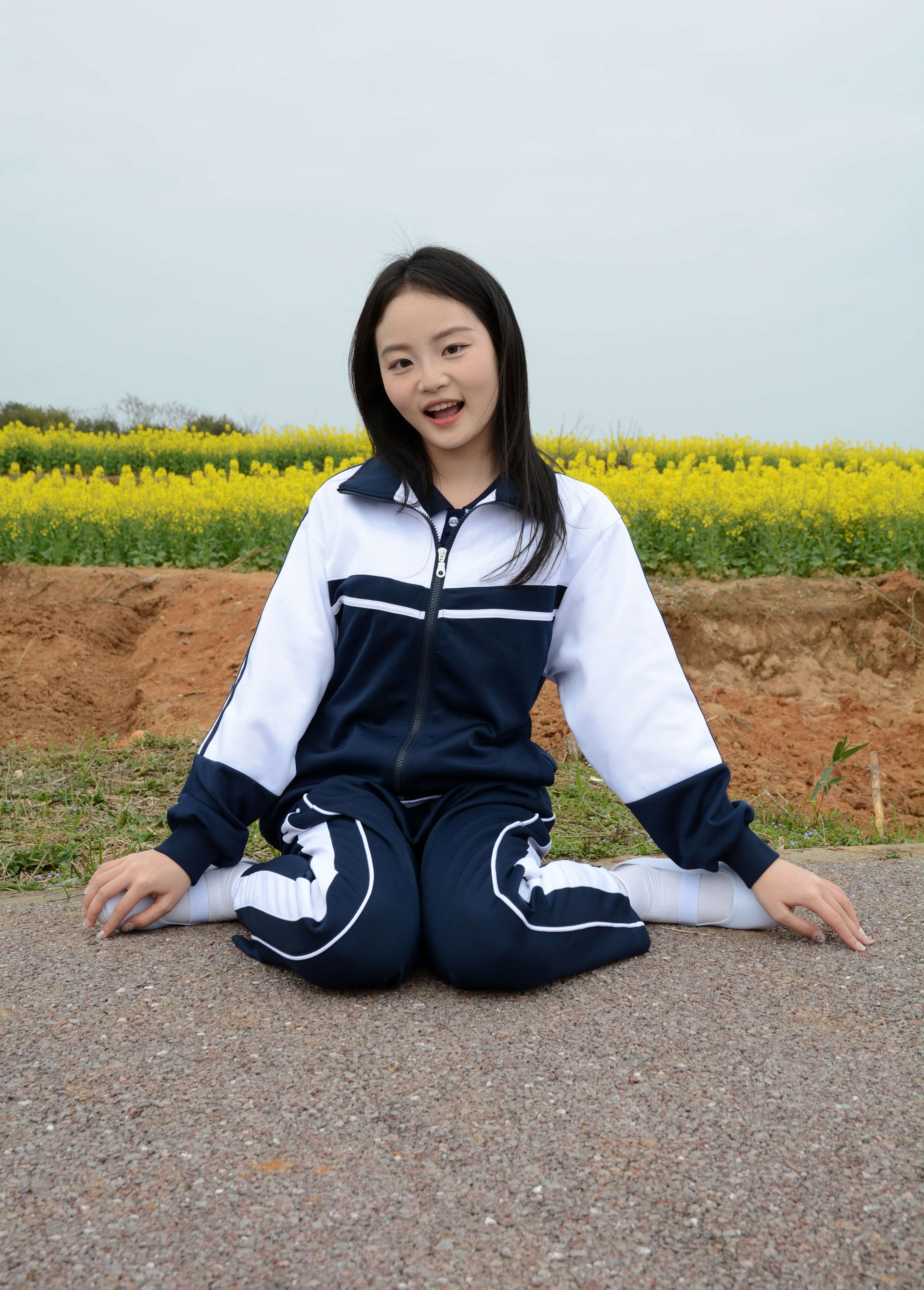 《双双 油菜花地》作品图