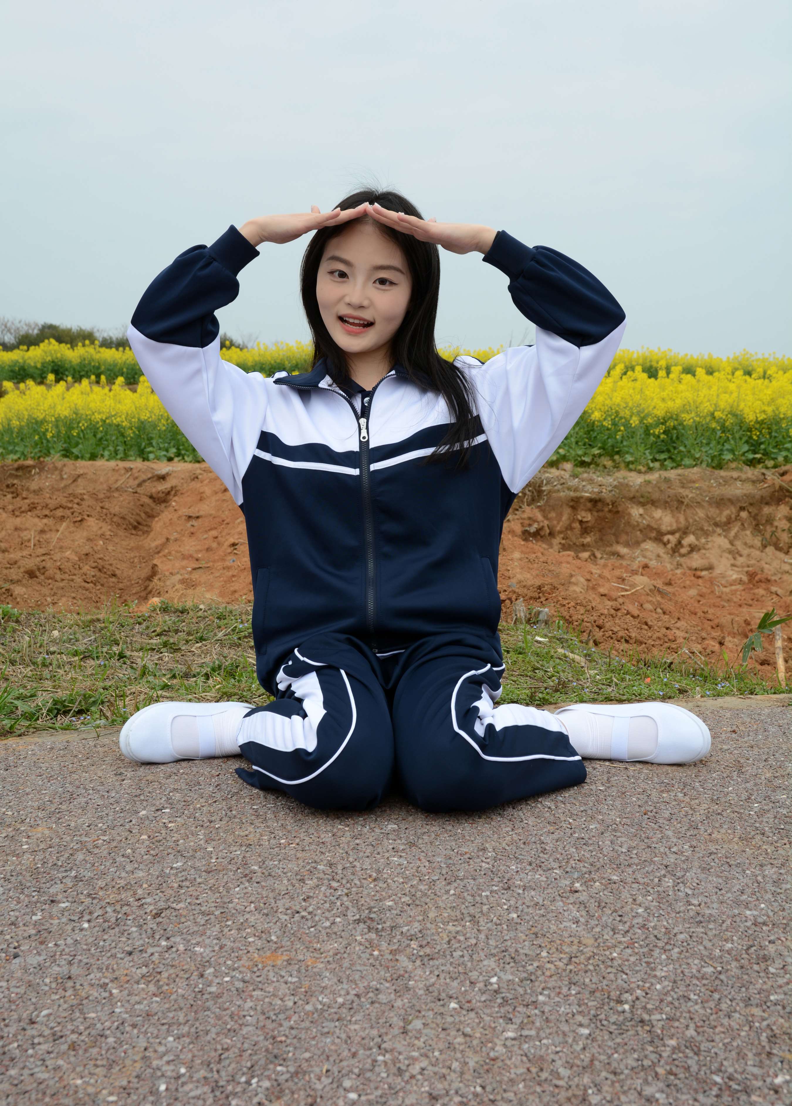 《双双 油菜花地》作品图