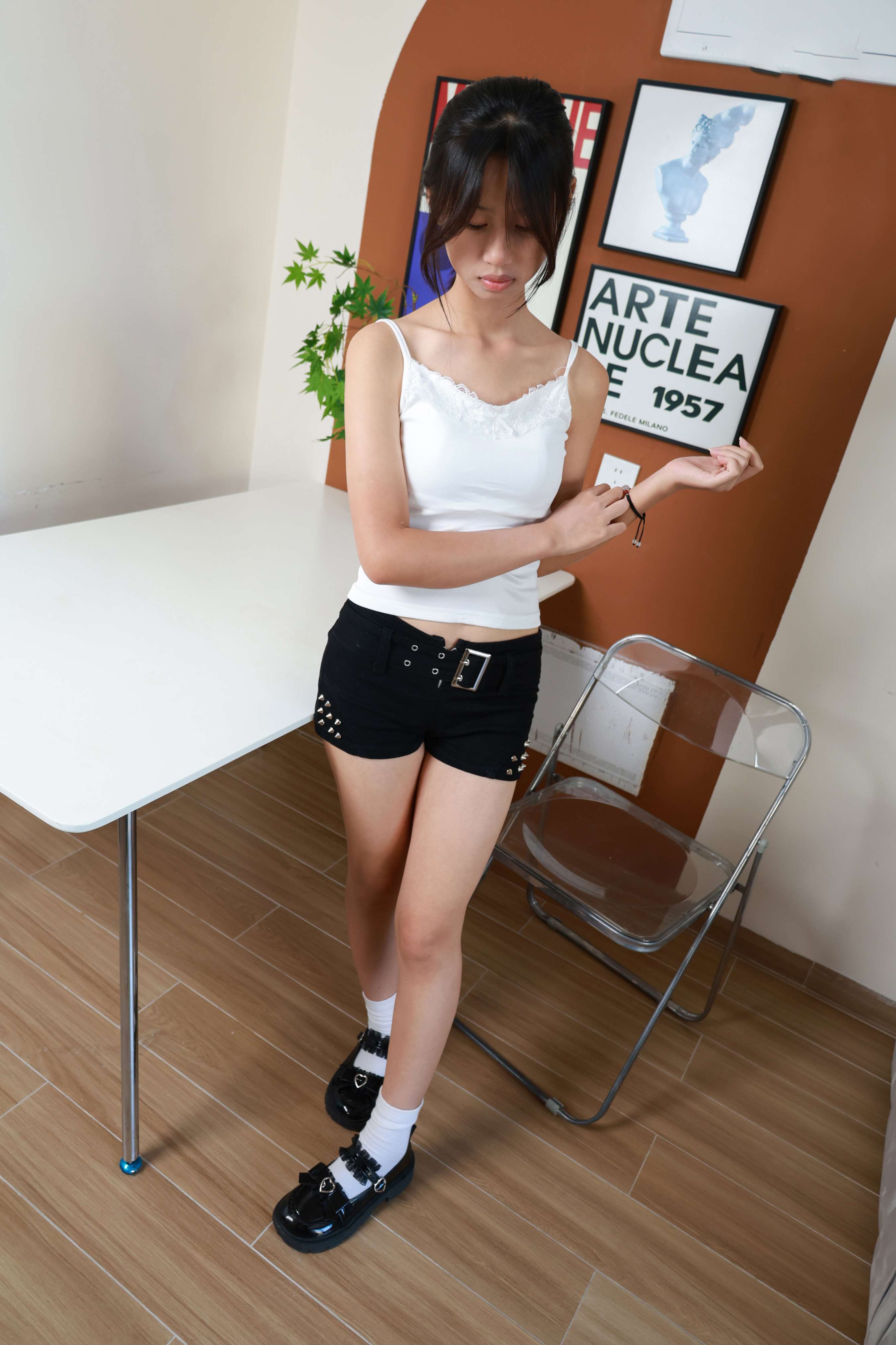 《吊带少女脱棉袜展嫩足》作品图