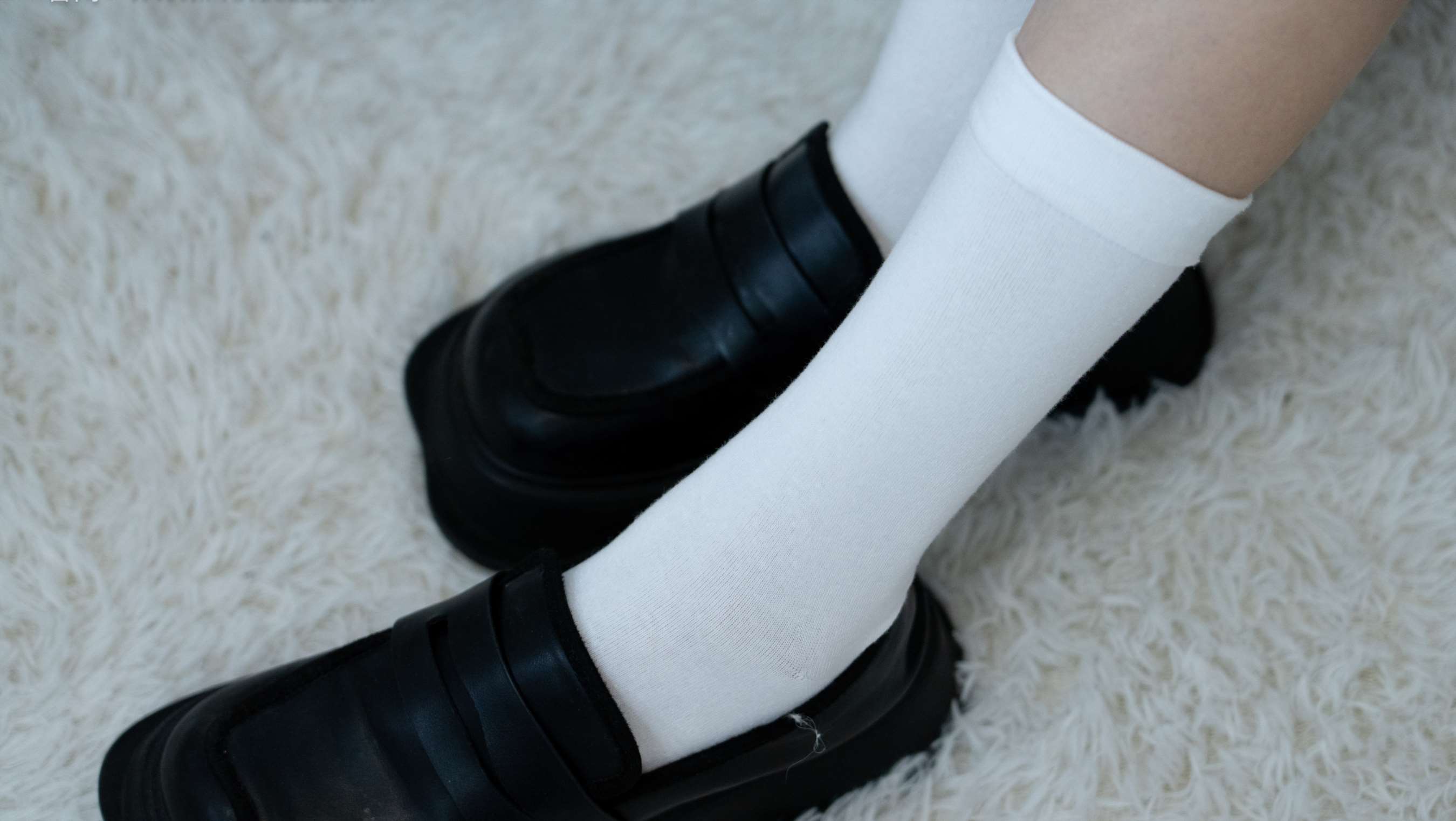 《澜澜 皮鞋 白棉袜 裸足》作品图