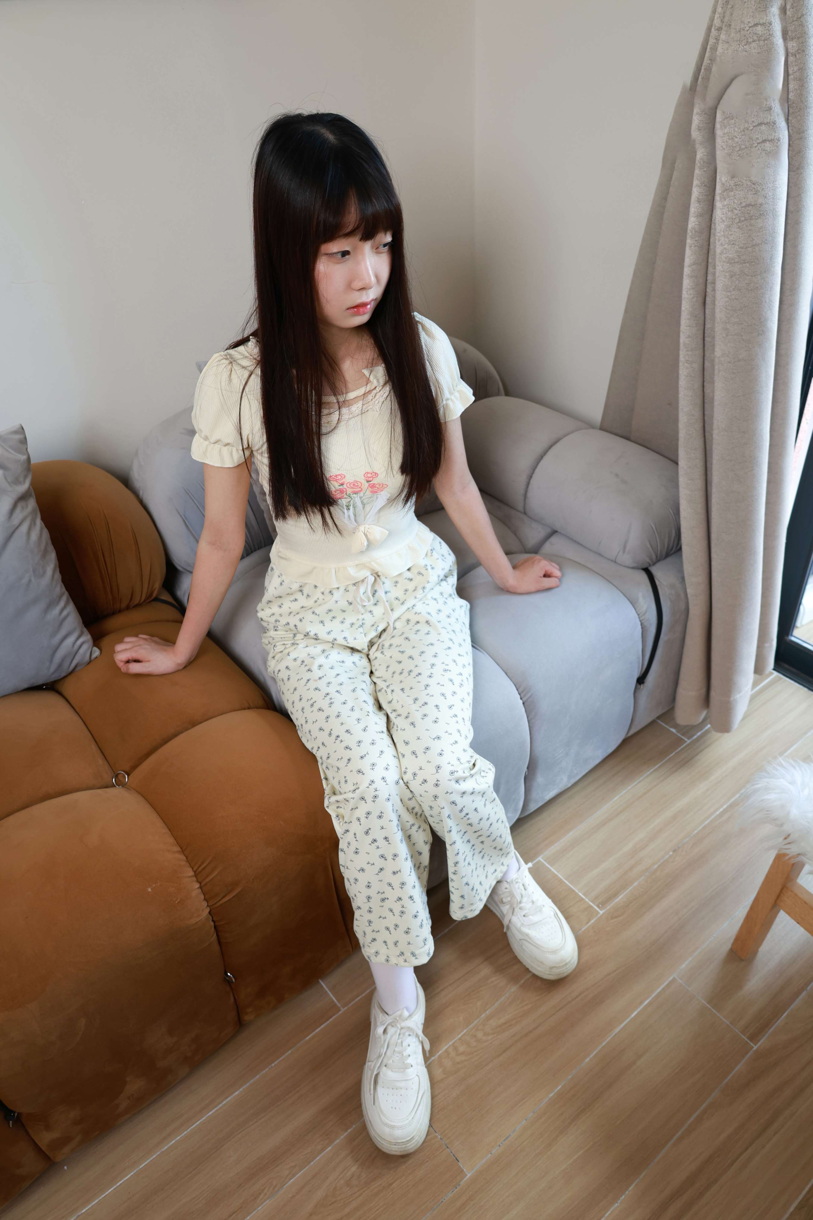 《学姐板鞋の长白袜足》作品图