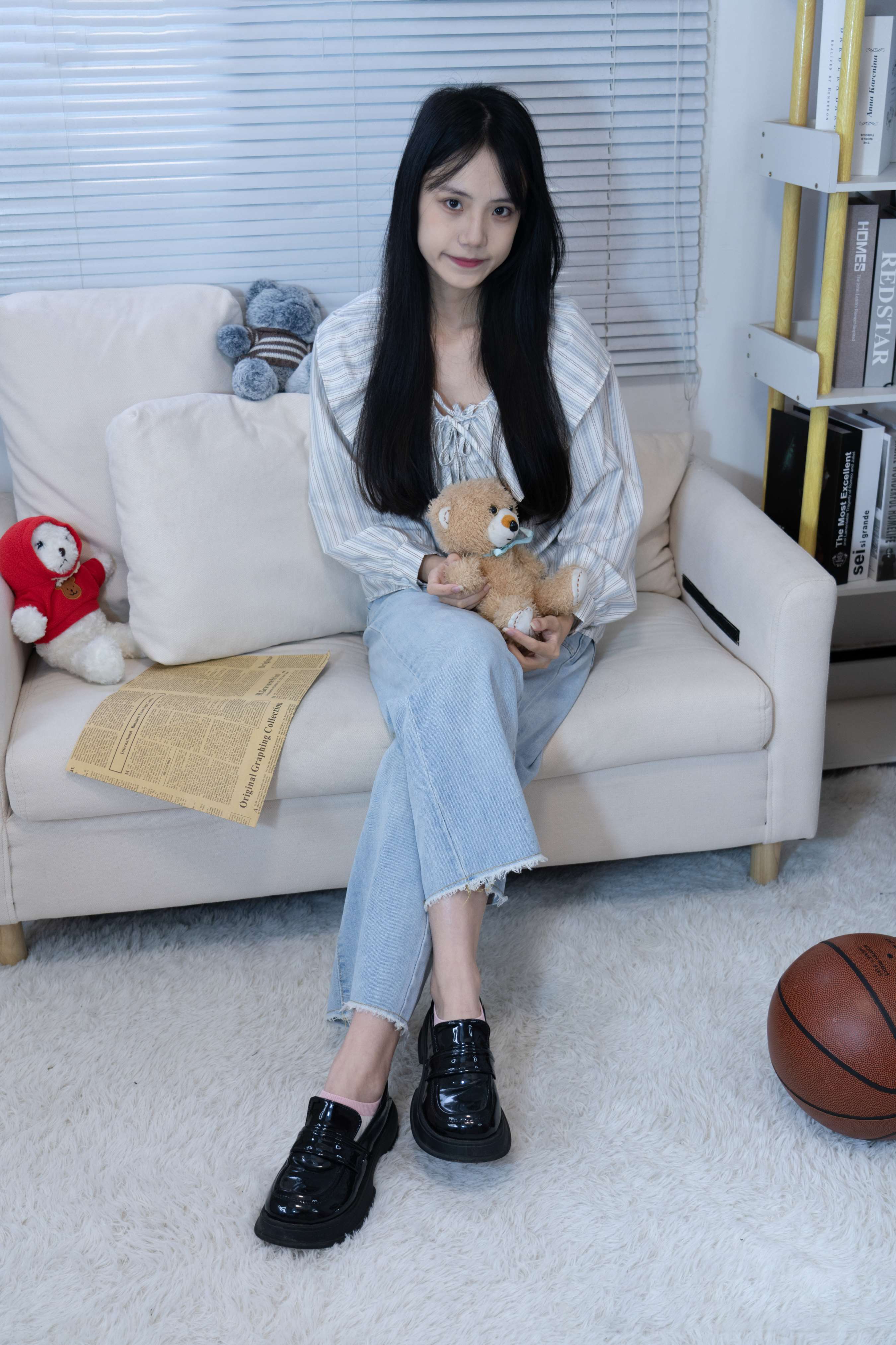 《胡桃-皮鞋白棉袜の裸足》作品图