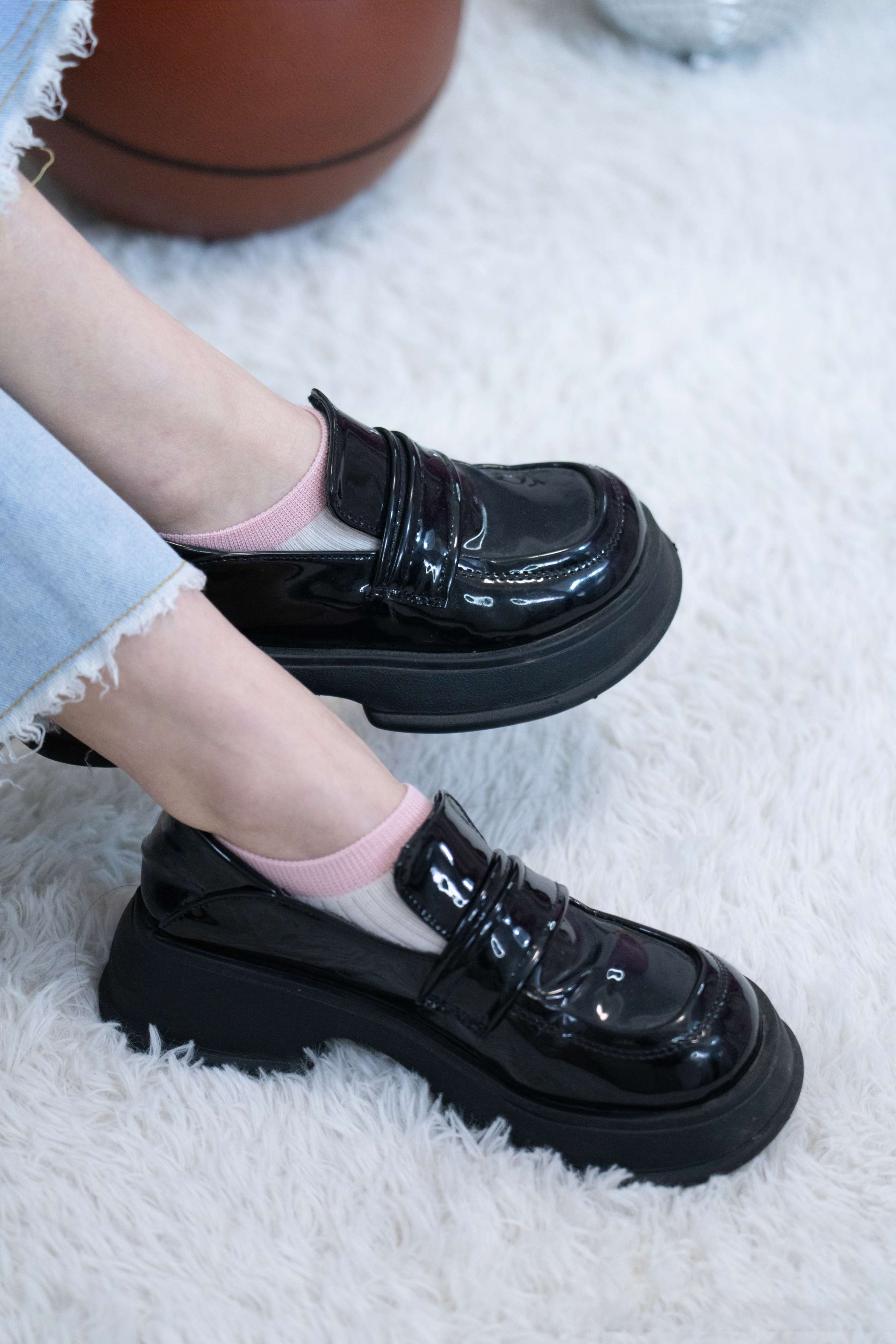 《胡桃-皮鞋白棉袜の裸足》作品图