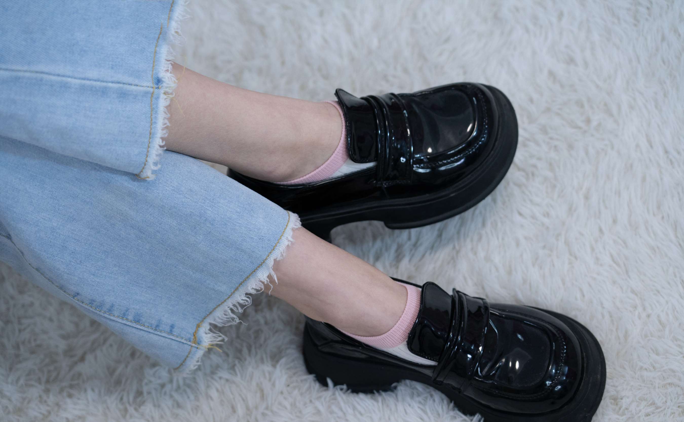 《胡桃-皮鞋白棉袜の裸足》作品图