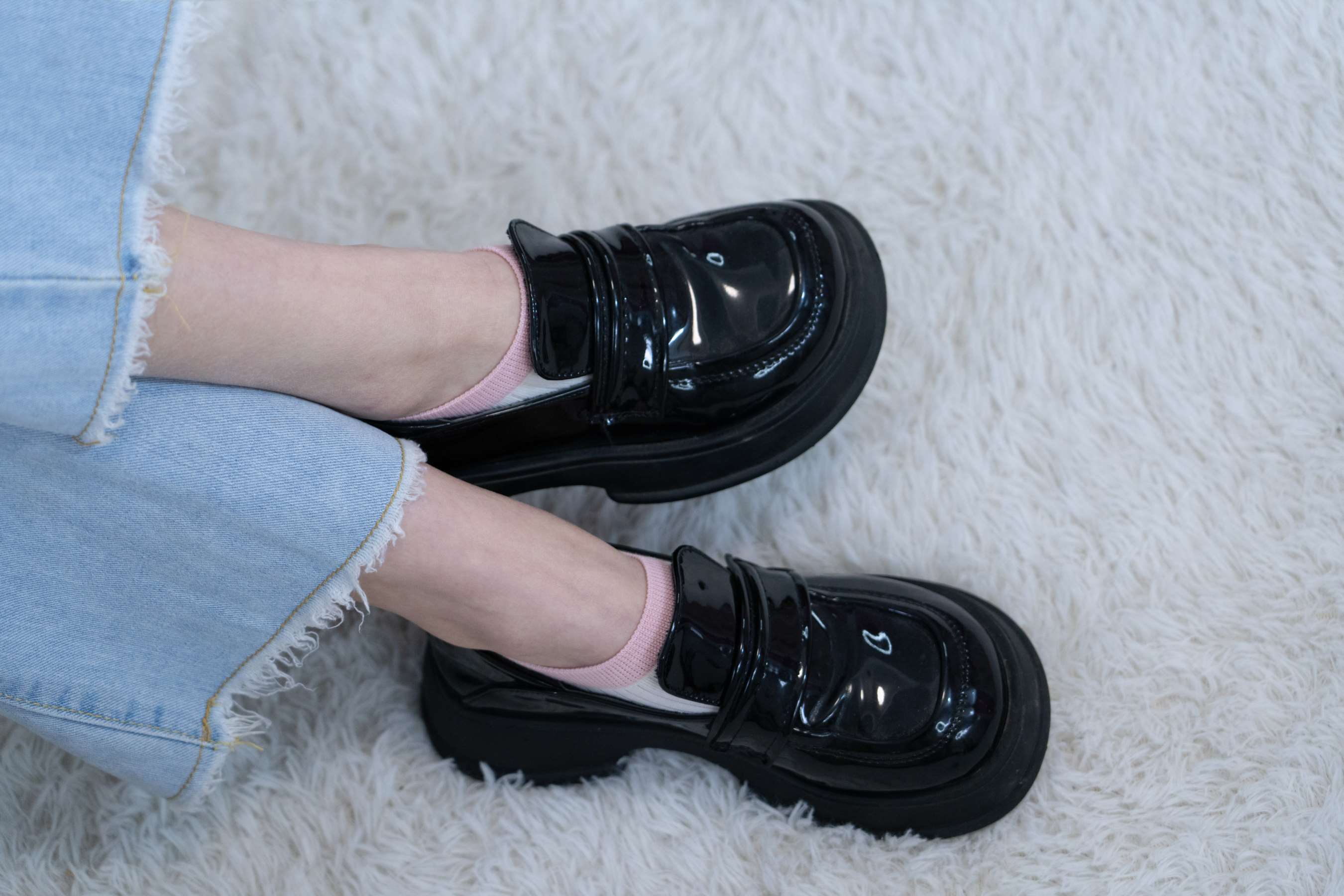 《胡桃-皮鞋白棉袜の裸足》作品图