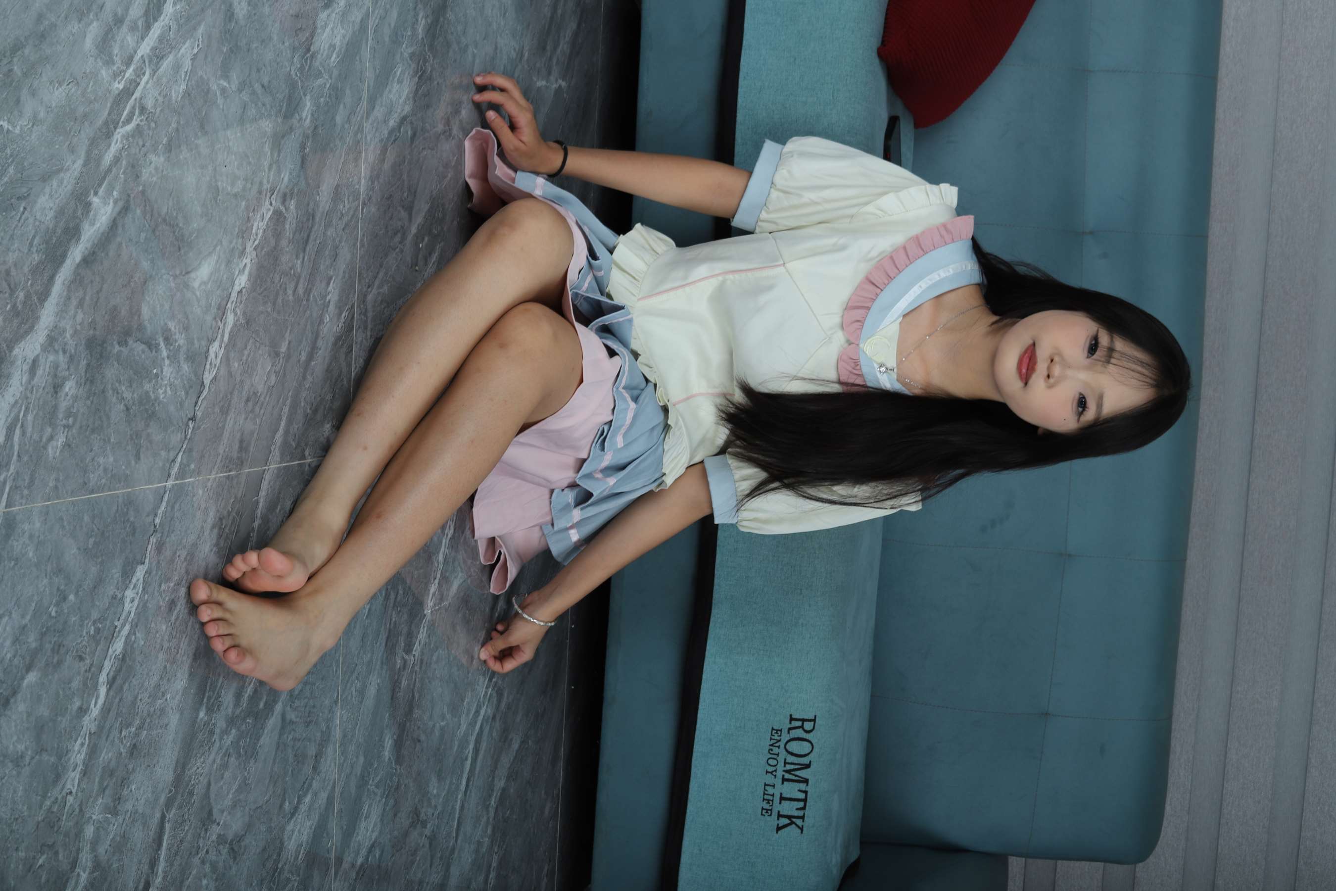 《纹纹秀美脚，人美脚嫩》作品图