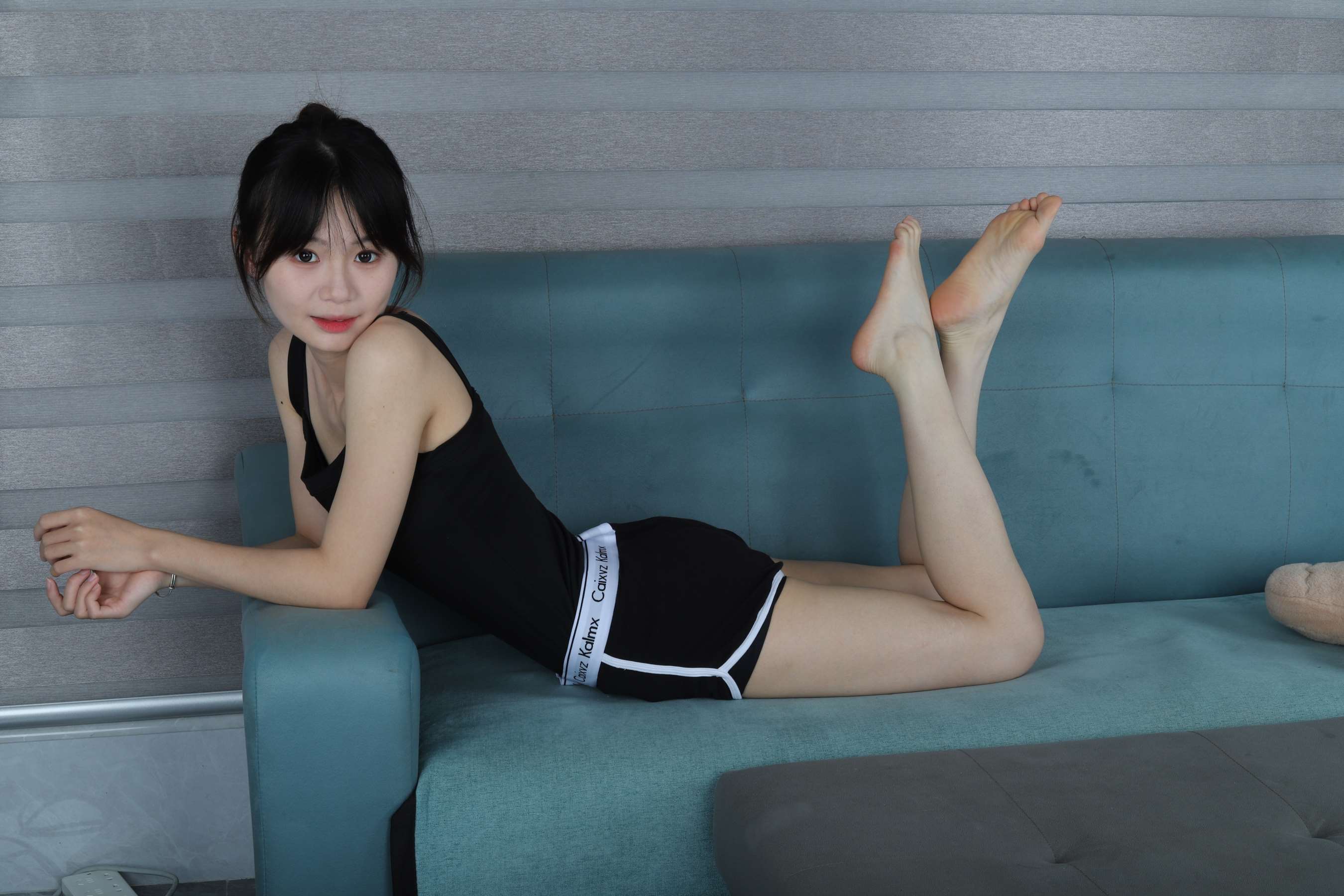 《小玉热裤秀嫩足》作品图