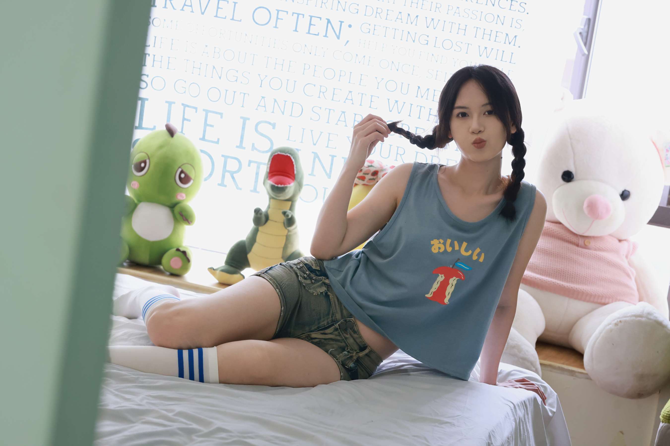 《梦瑶脱棉袜秀嫩足》作品图