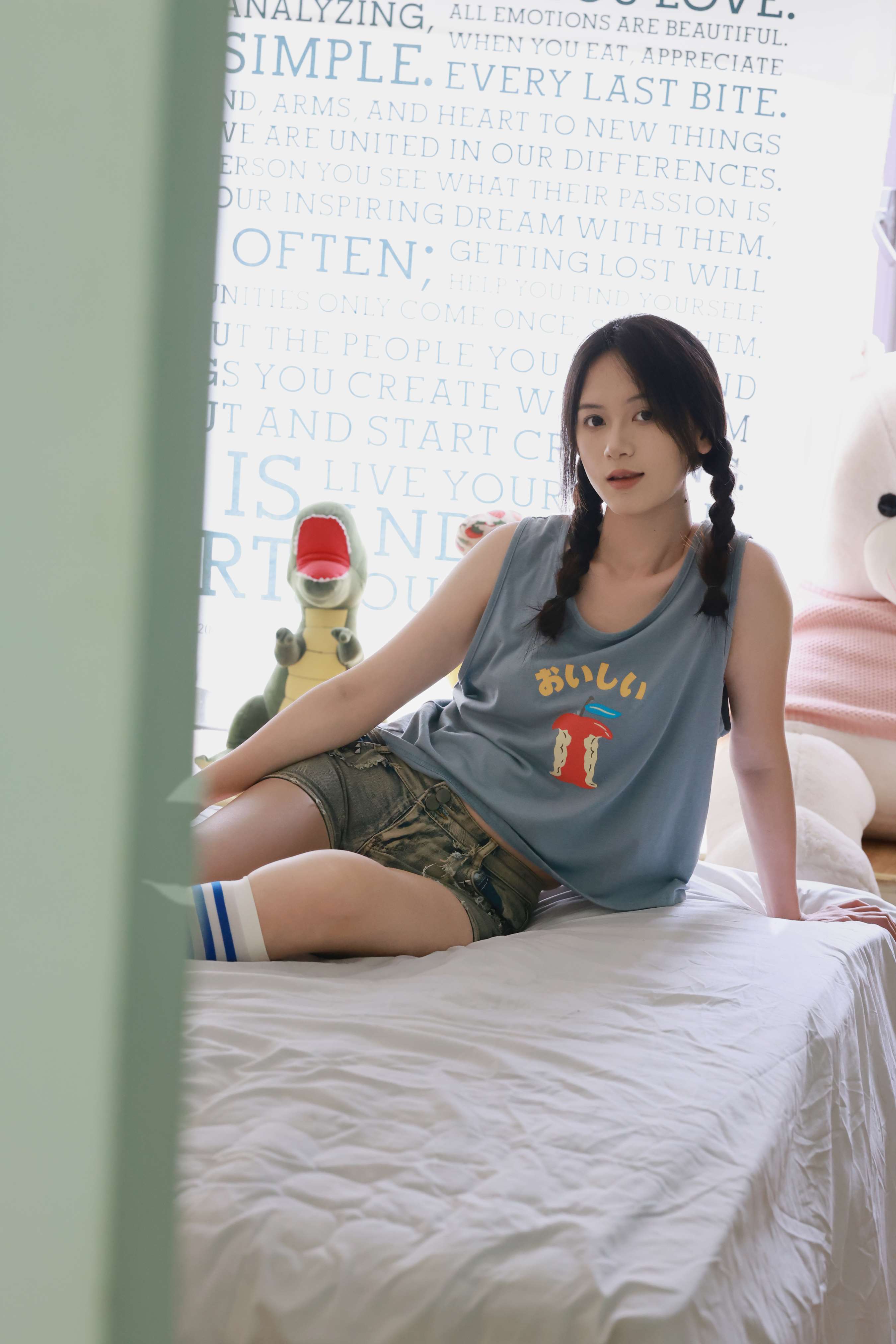 《梦瑶脱棉袜秀嫩足》作品图