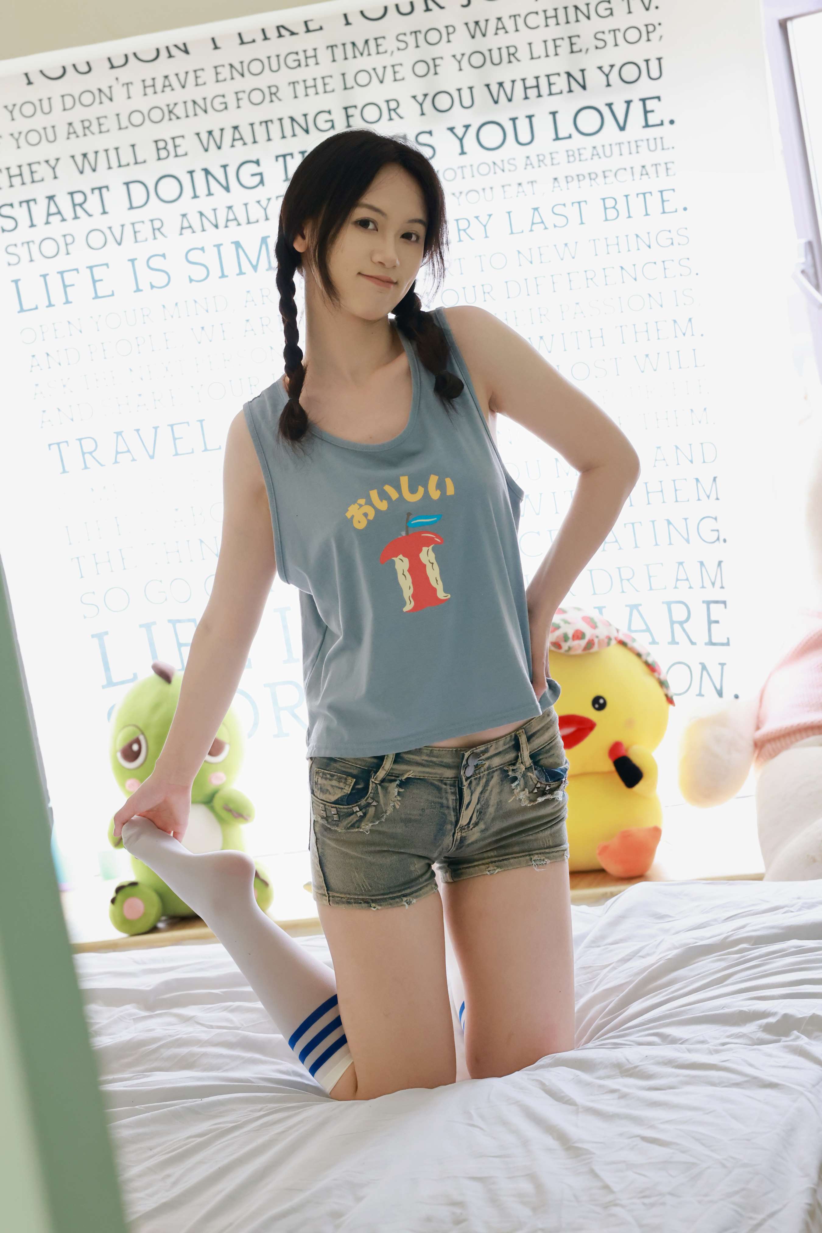 《梦瑶脱棉袜秀嫩足》作品图