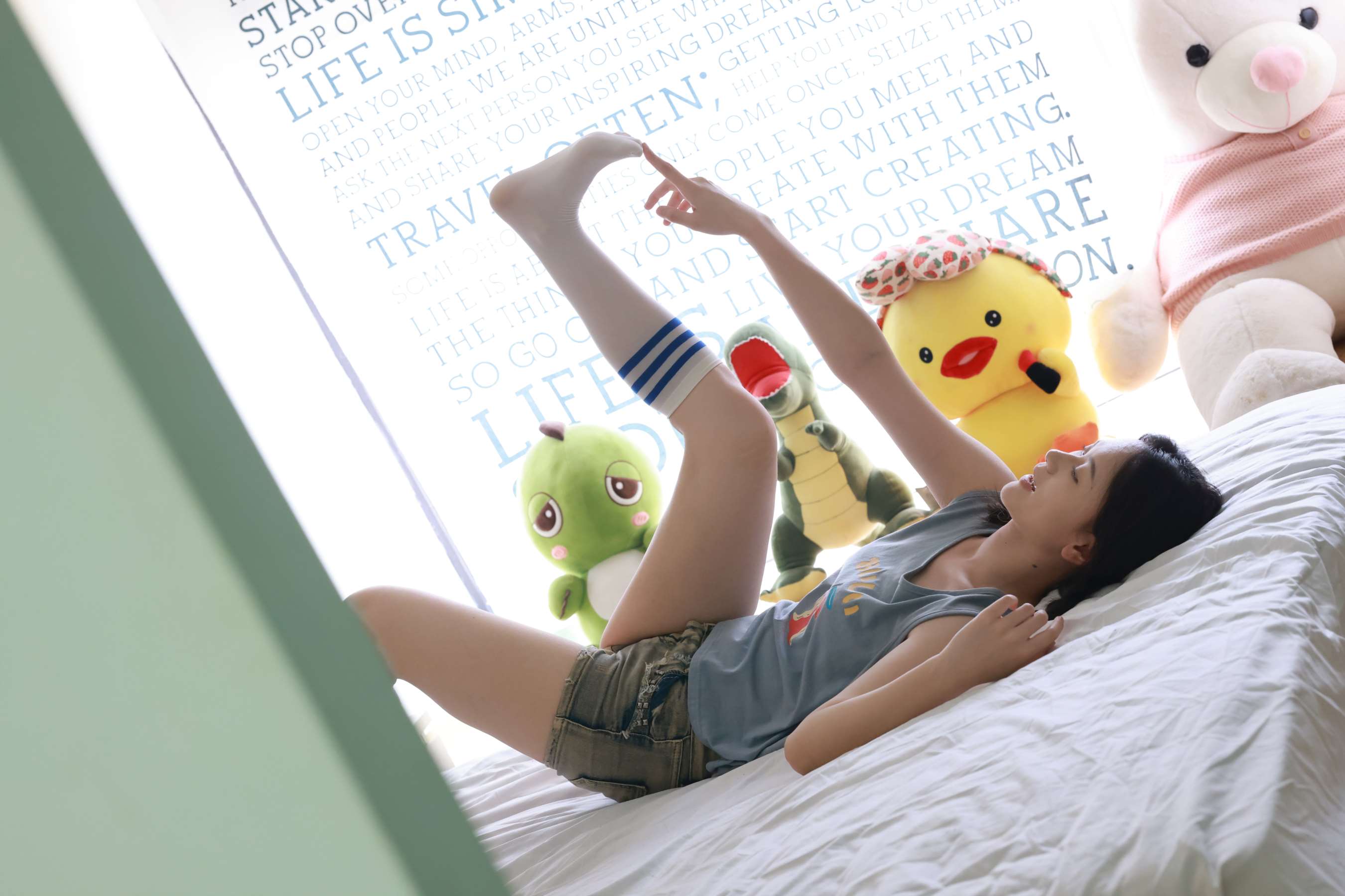 《梦瑶脱棉袜秀嫩足》作品图