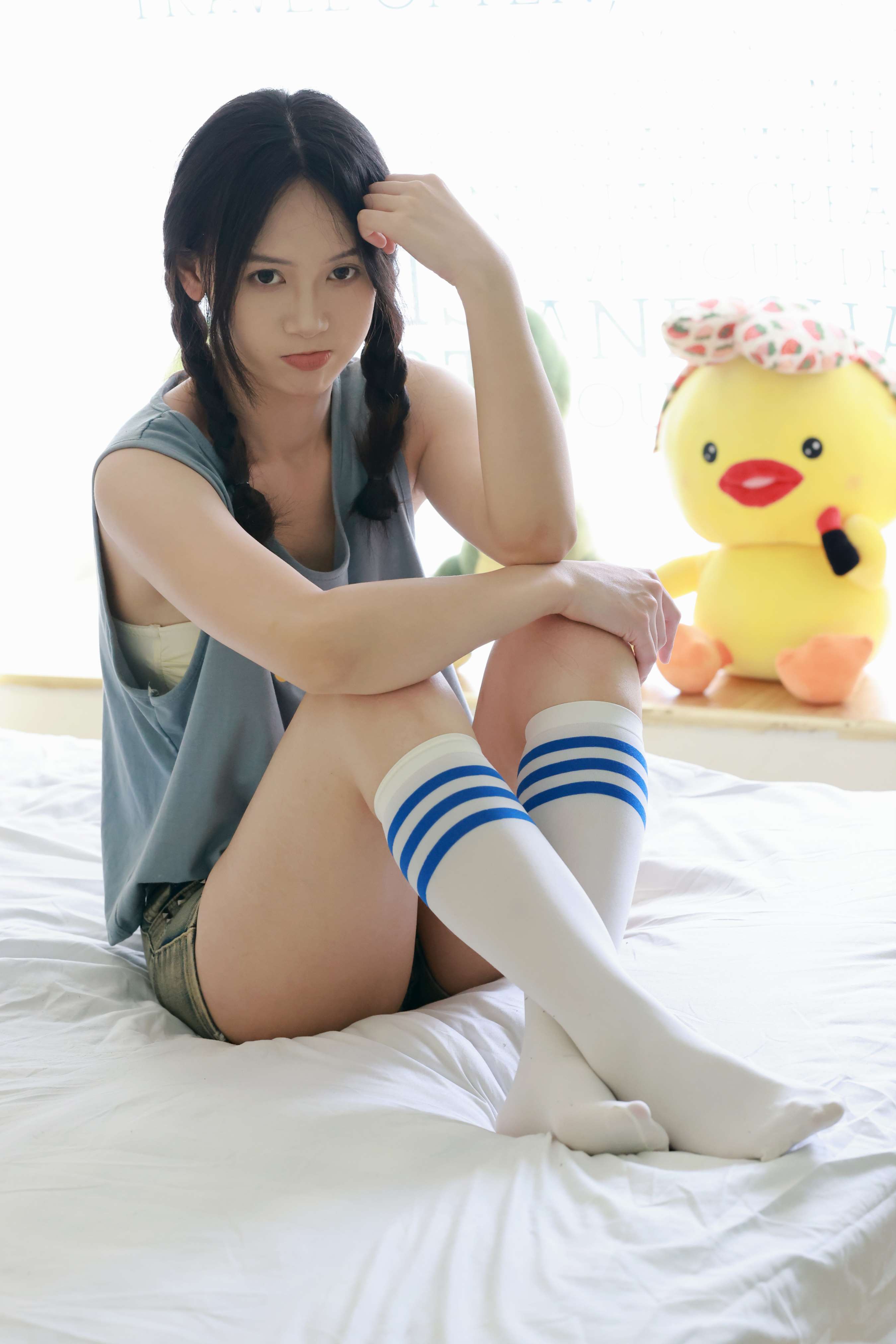 《梦瑶脱棉袜秀嫩足》作品图