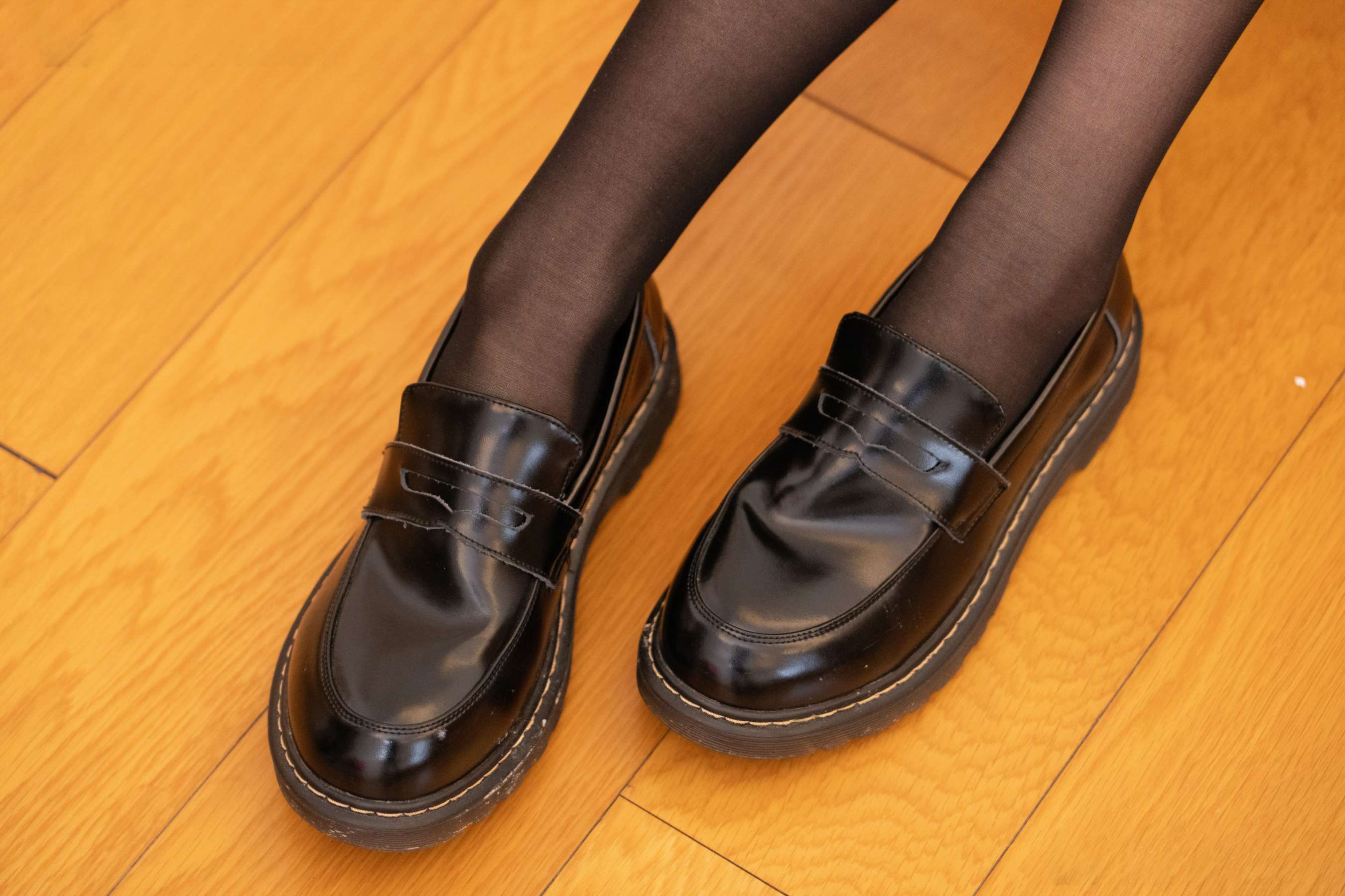 《璇璇-皮鞋黑丝の裸足》作品图