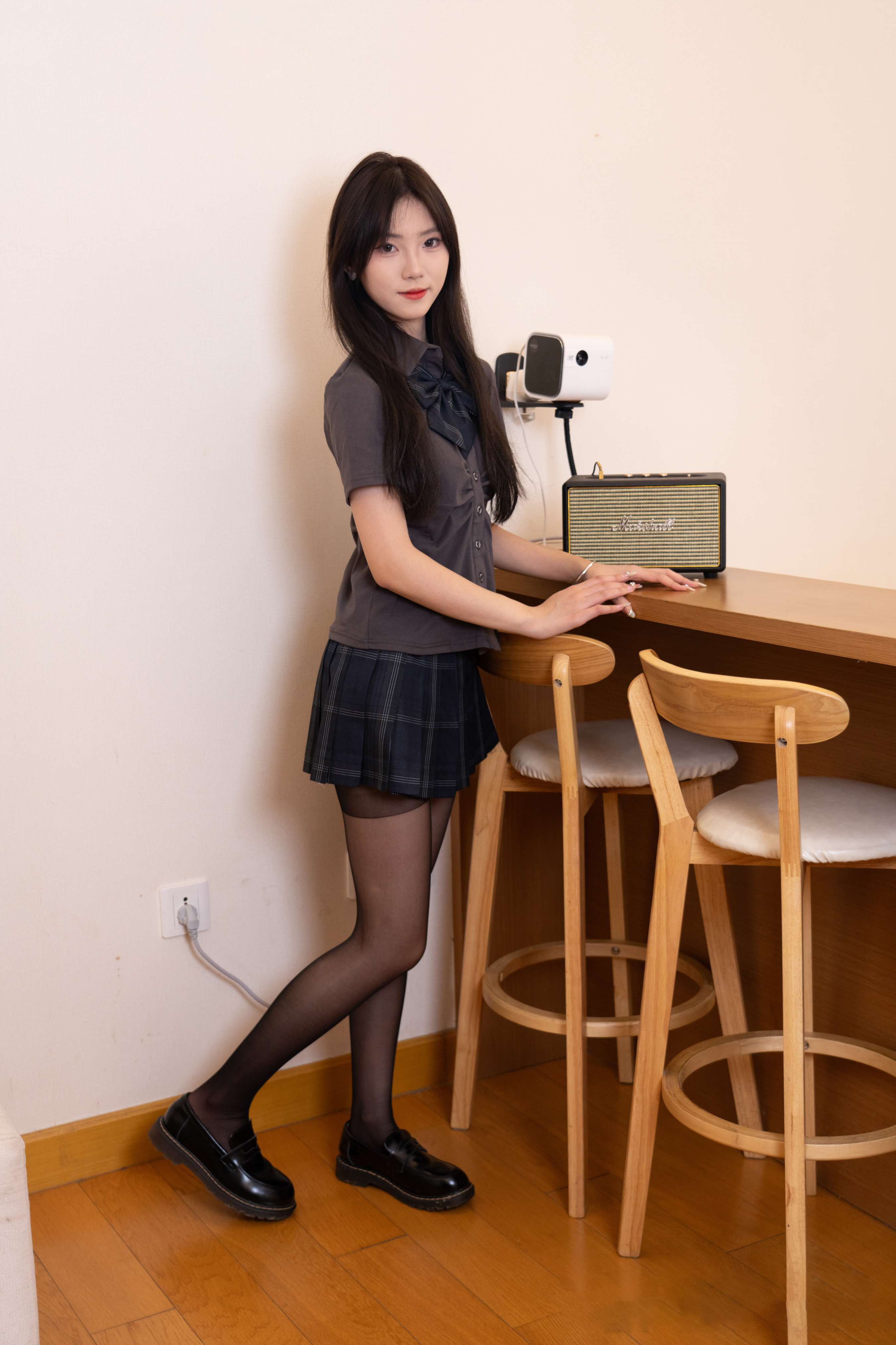 《璇璇-皮鞋黑丝の裸足》作品图