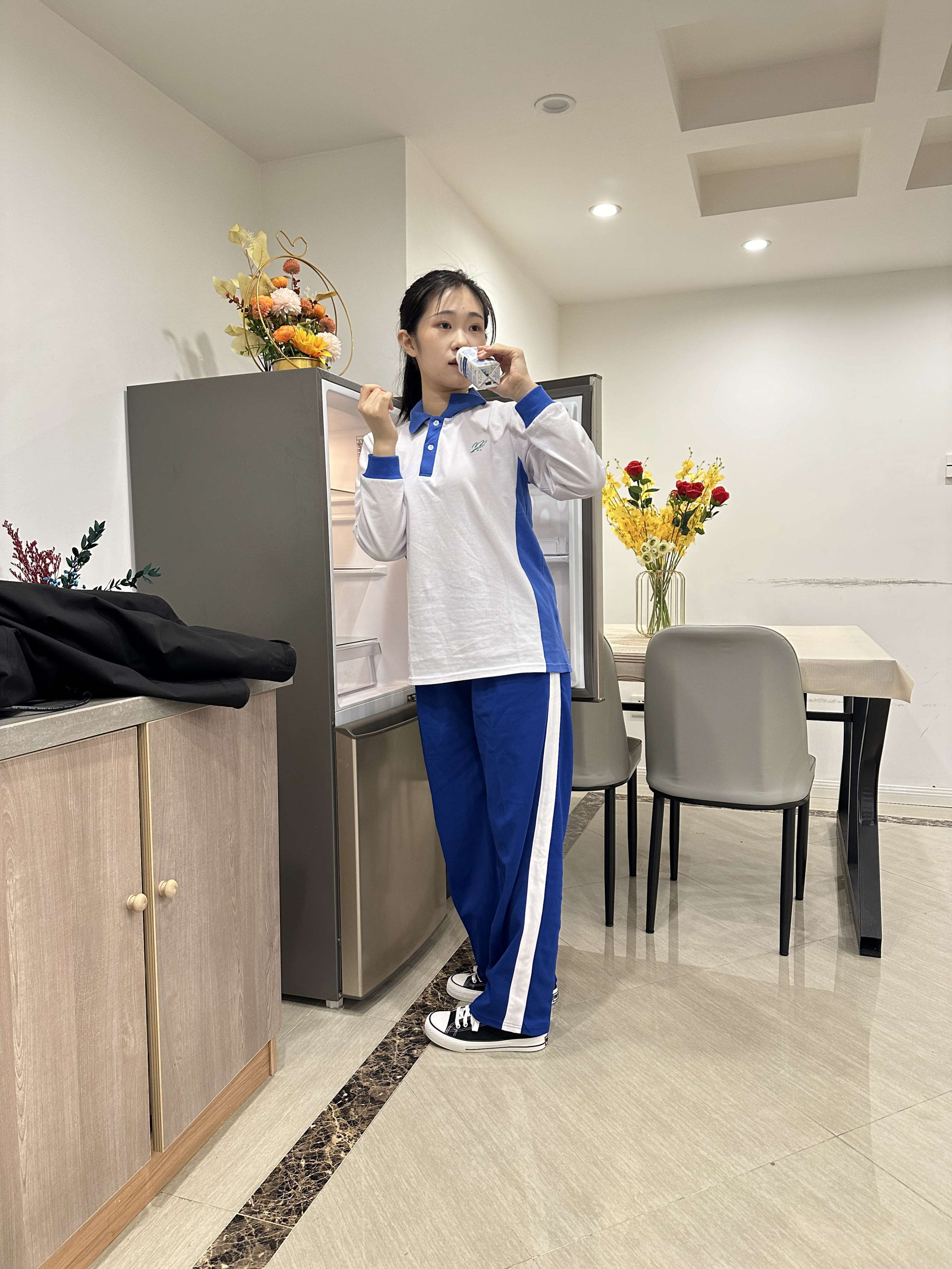 《小姐姐校服换裙子》作品图