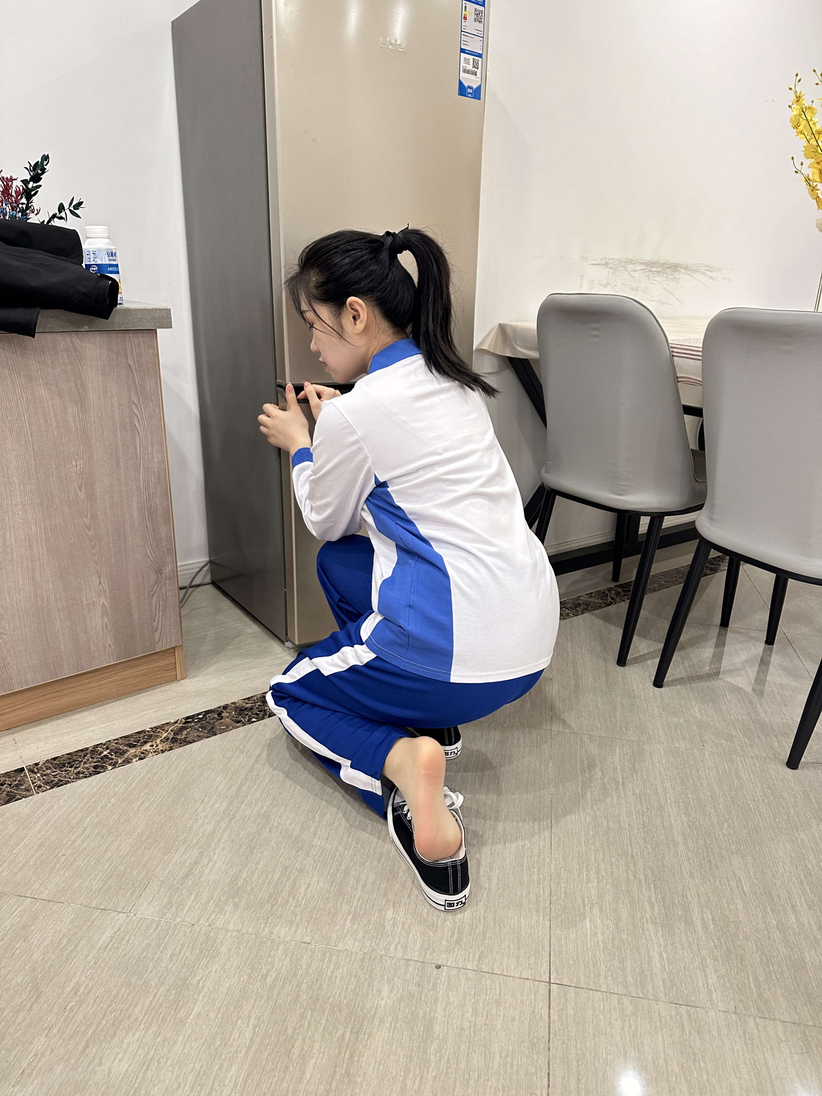 《小姐姐校服换裙子》作品图