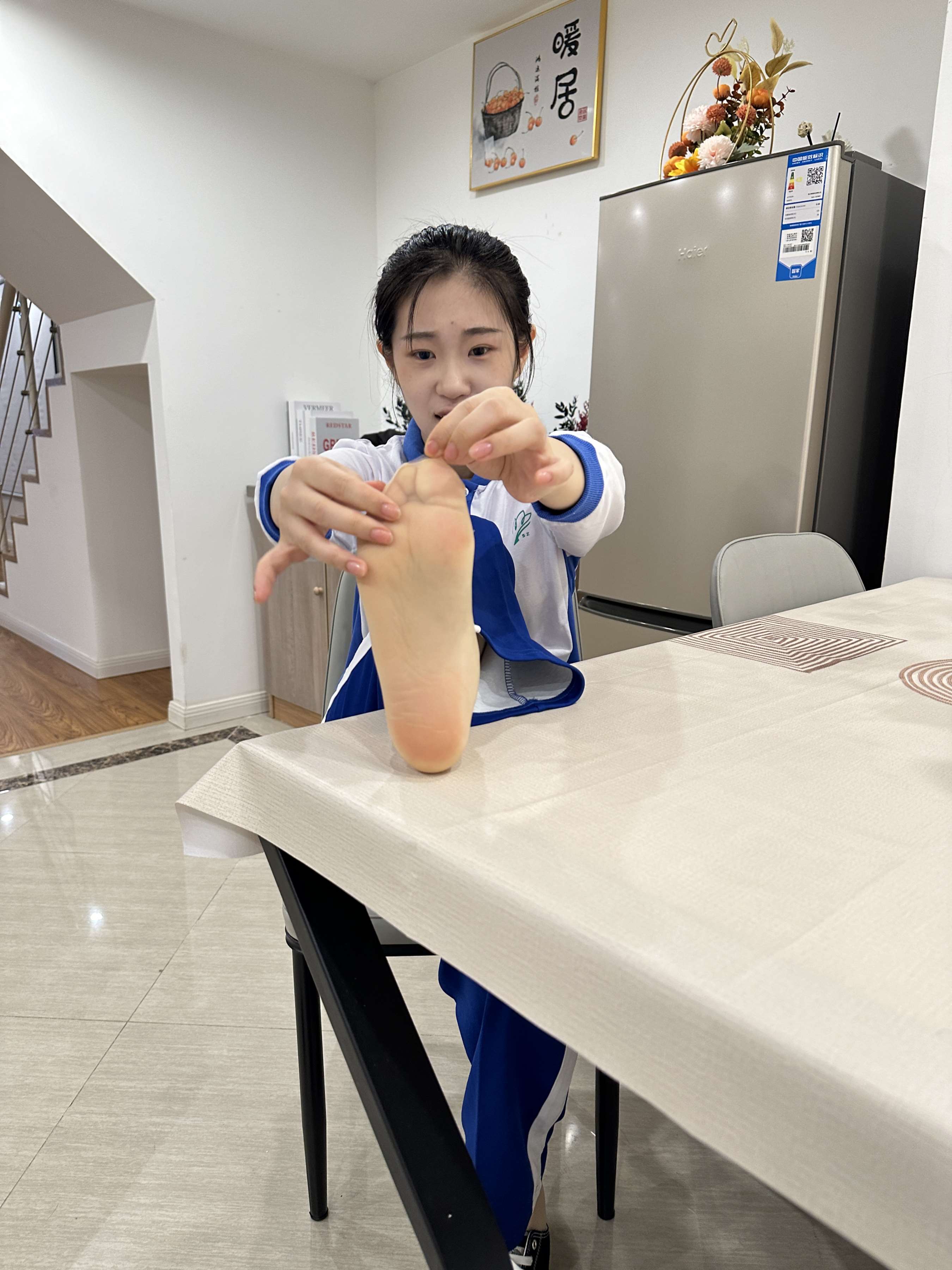 《小姐姐校服换裙子》作品图