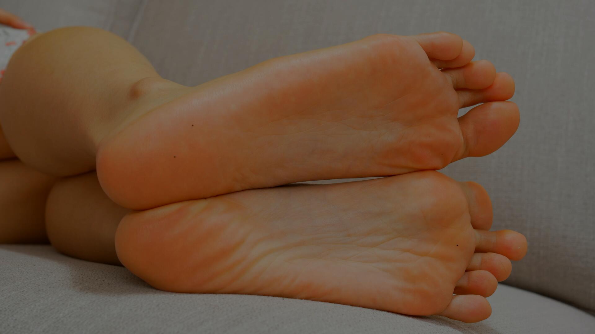 《[寄卖视频]-A&F-美丽的-Meier-展示她性感的大脚》作品图