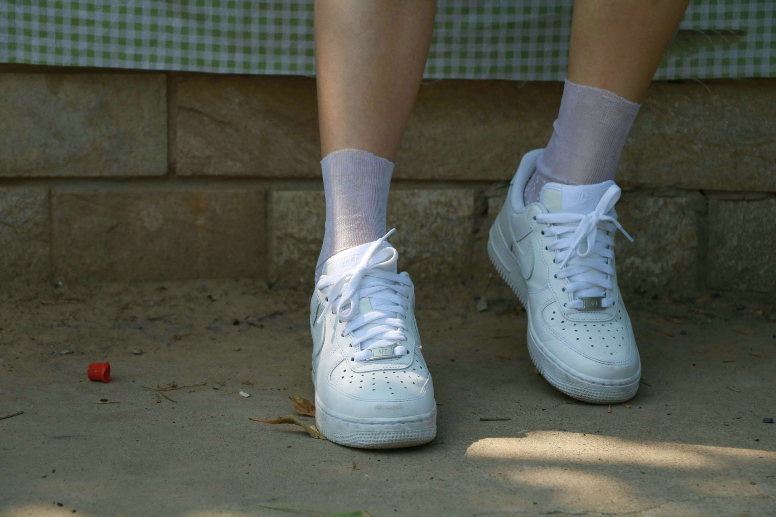 《少女校服板鞋の白袜足》作品图