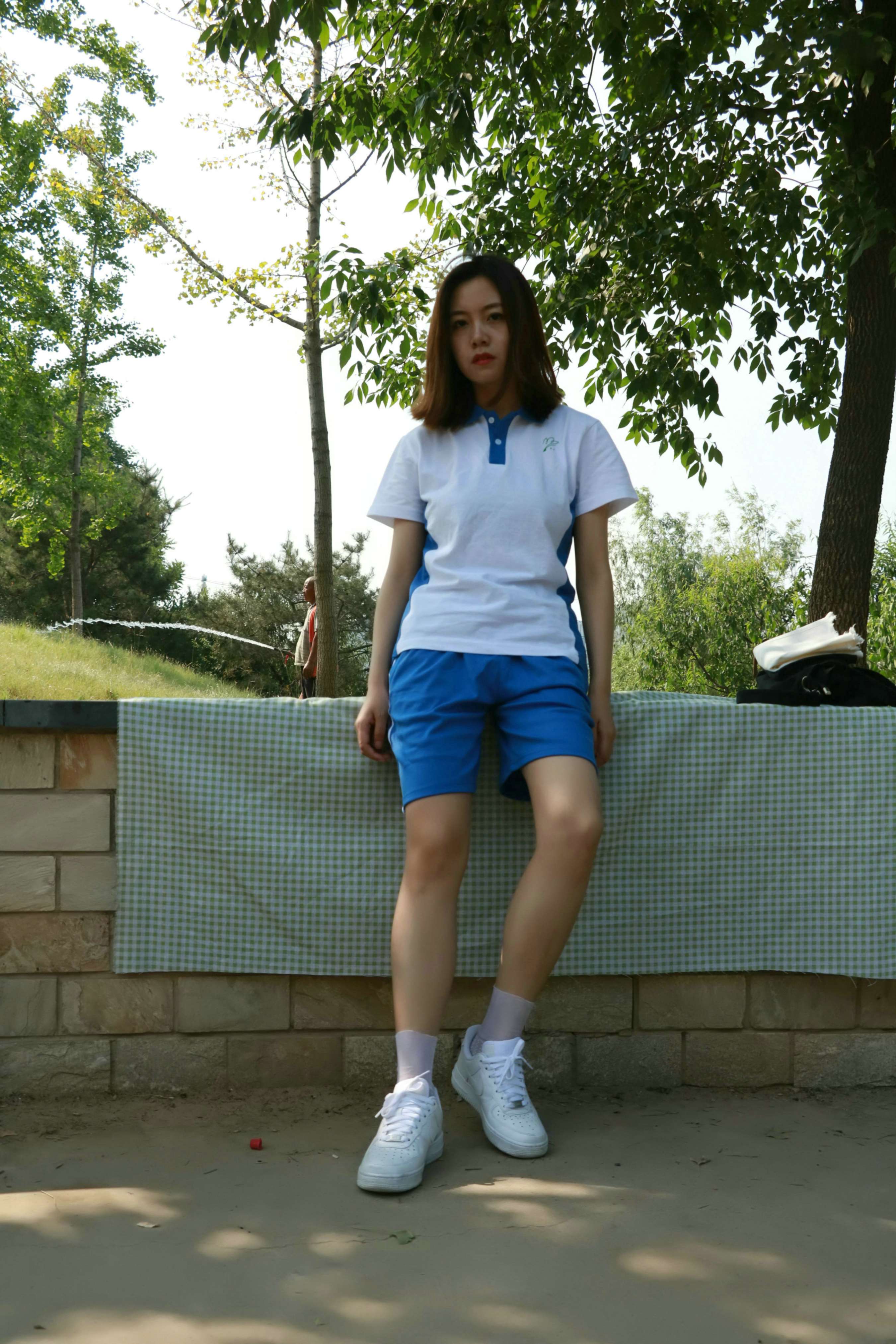 《少女校服板鞋の白袜足》作品图