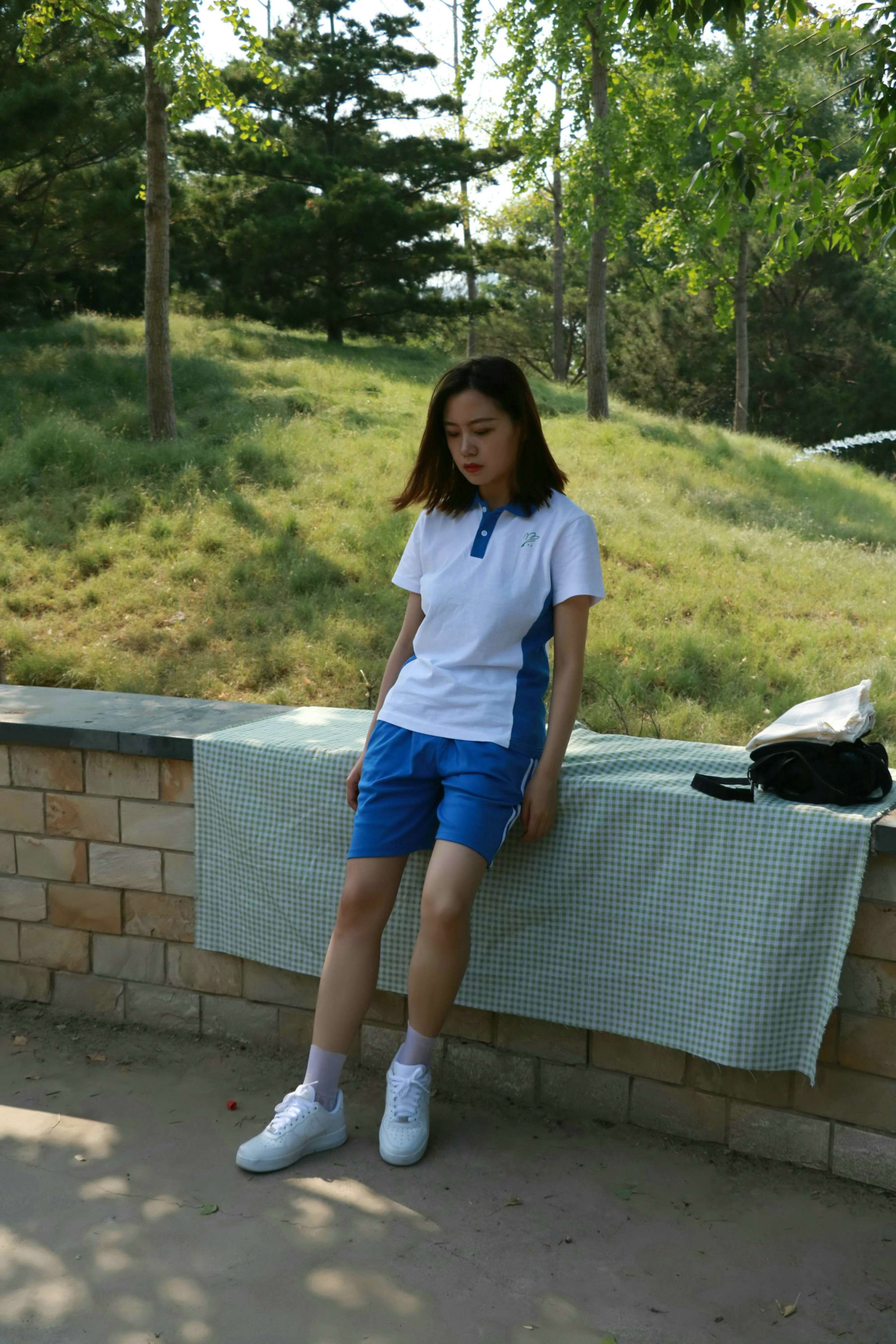 《少女校服板鞋の白袜足》作品图