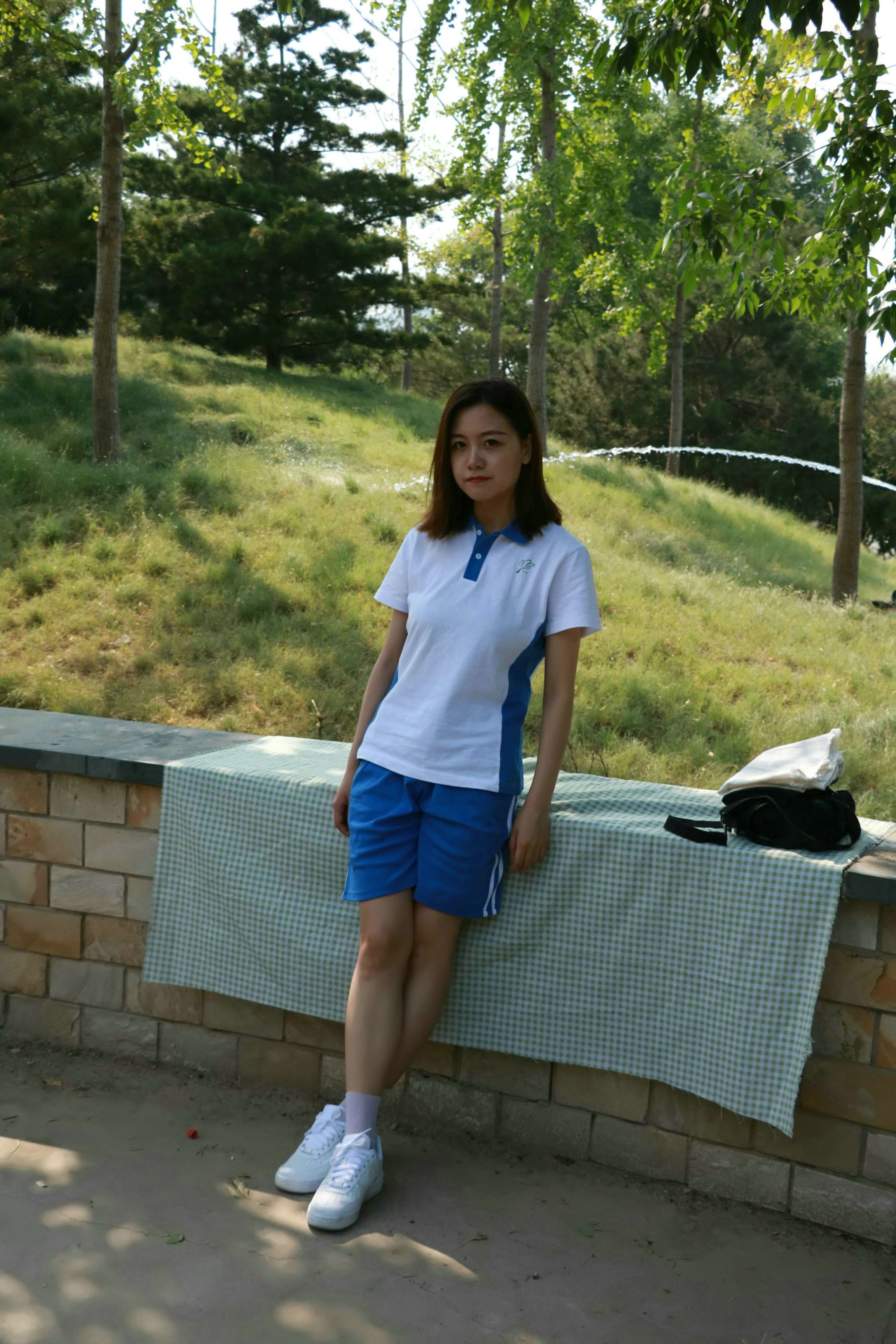 《少女校服板鞋の白袜足》作品图