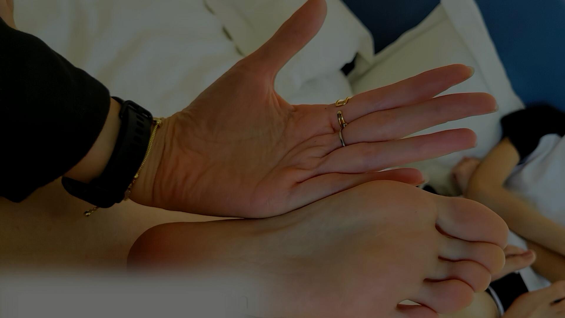 《[视频]国内女生身高190-43码大脚-对比的女生165-37码》作品图