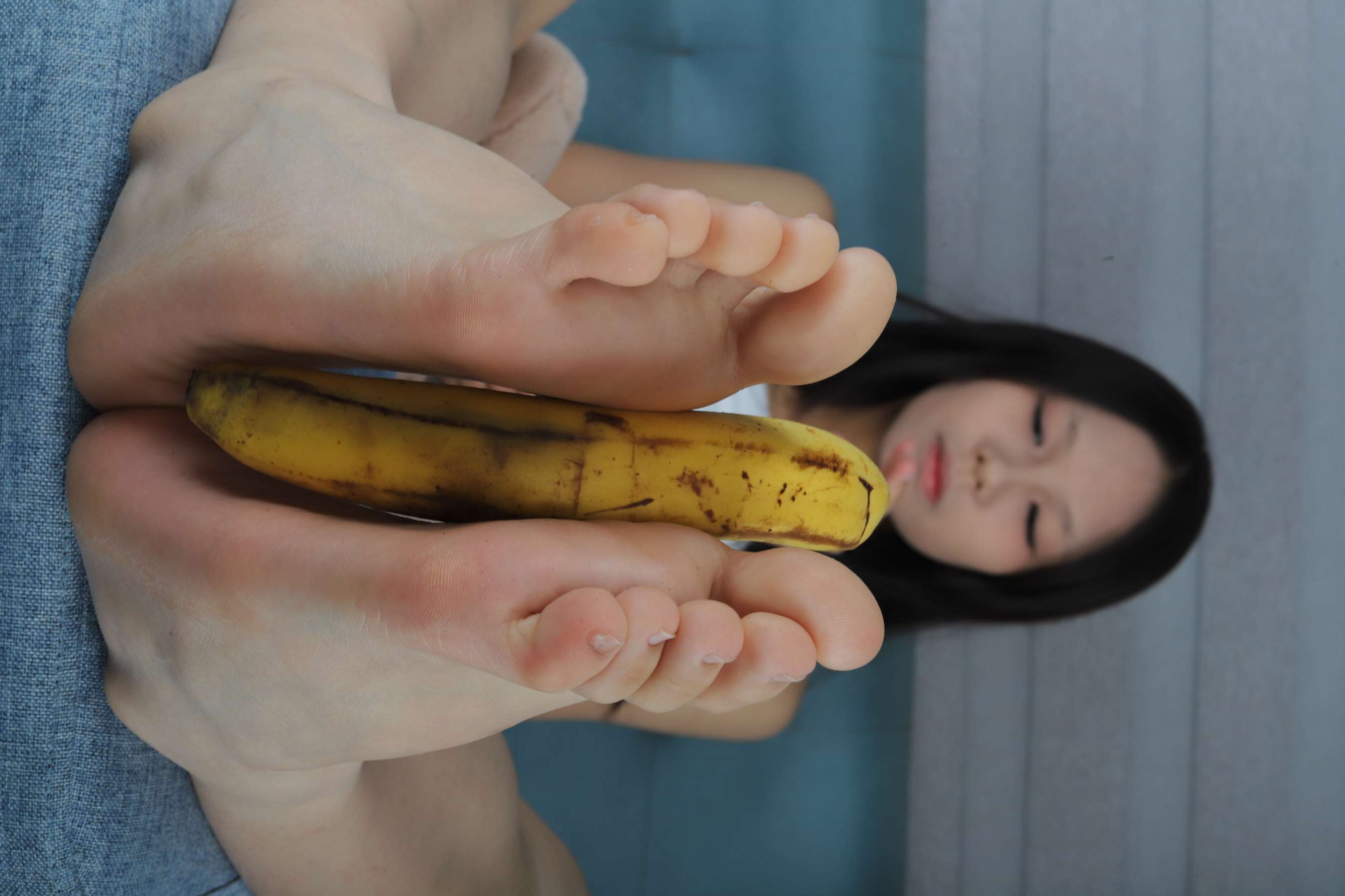 《子琪的美足在玩弄香蕉》作品图