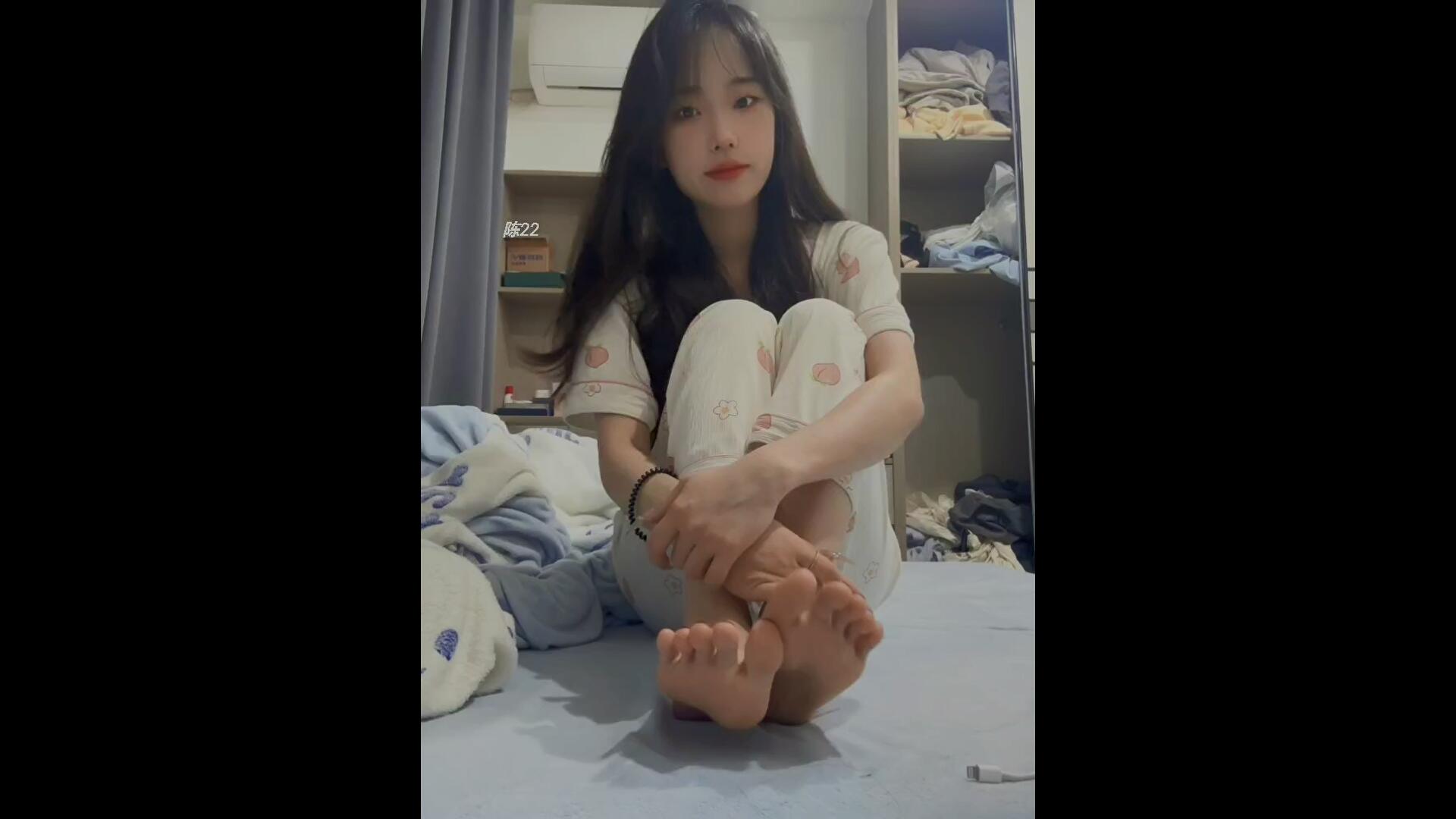 《[寄卖视频]大学生自拍美足21个视频》作品图